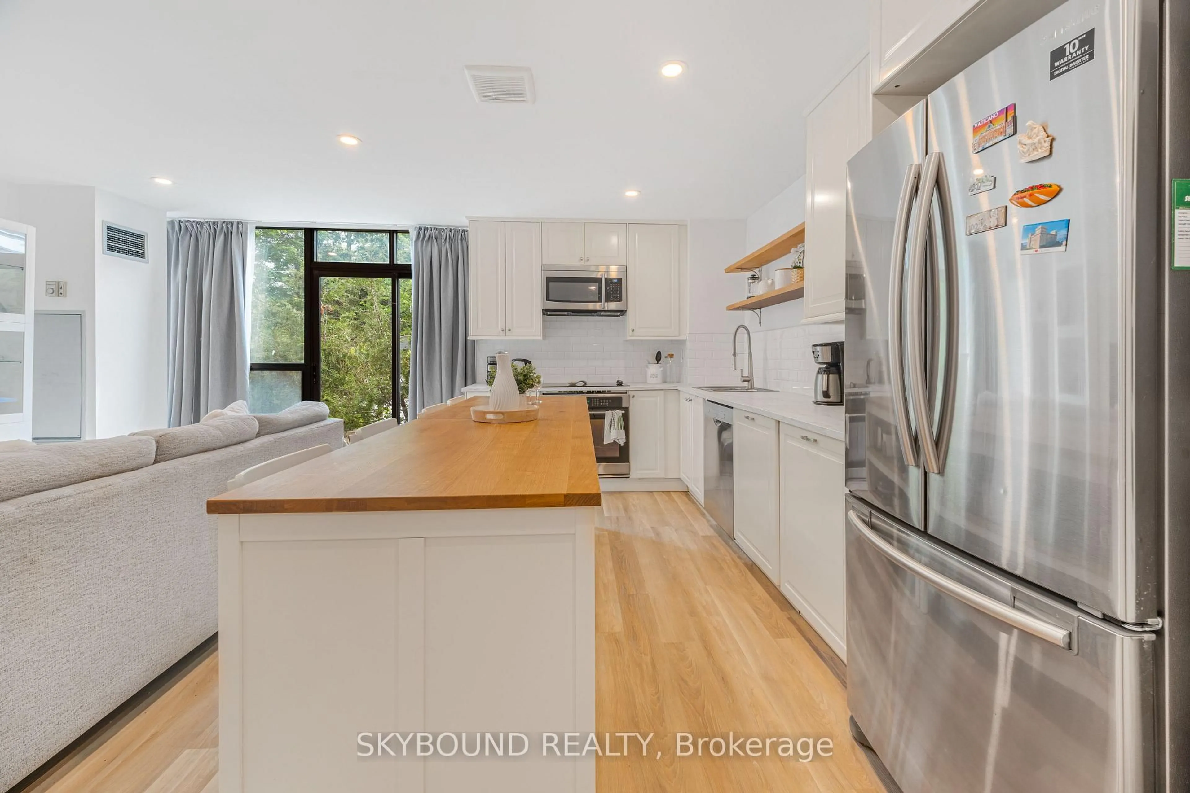 Open concept kitchen, unknown for 200 Robert Speck Pkwy #108, Mississauga Ontario L4Z 1S3