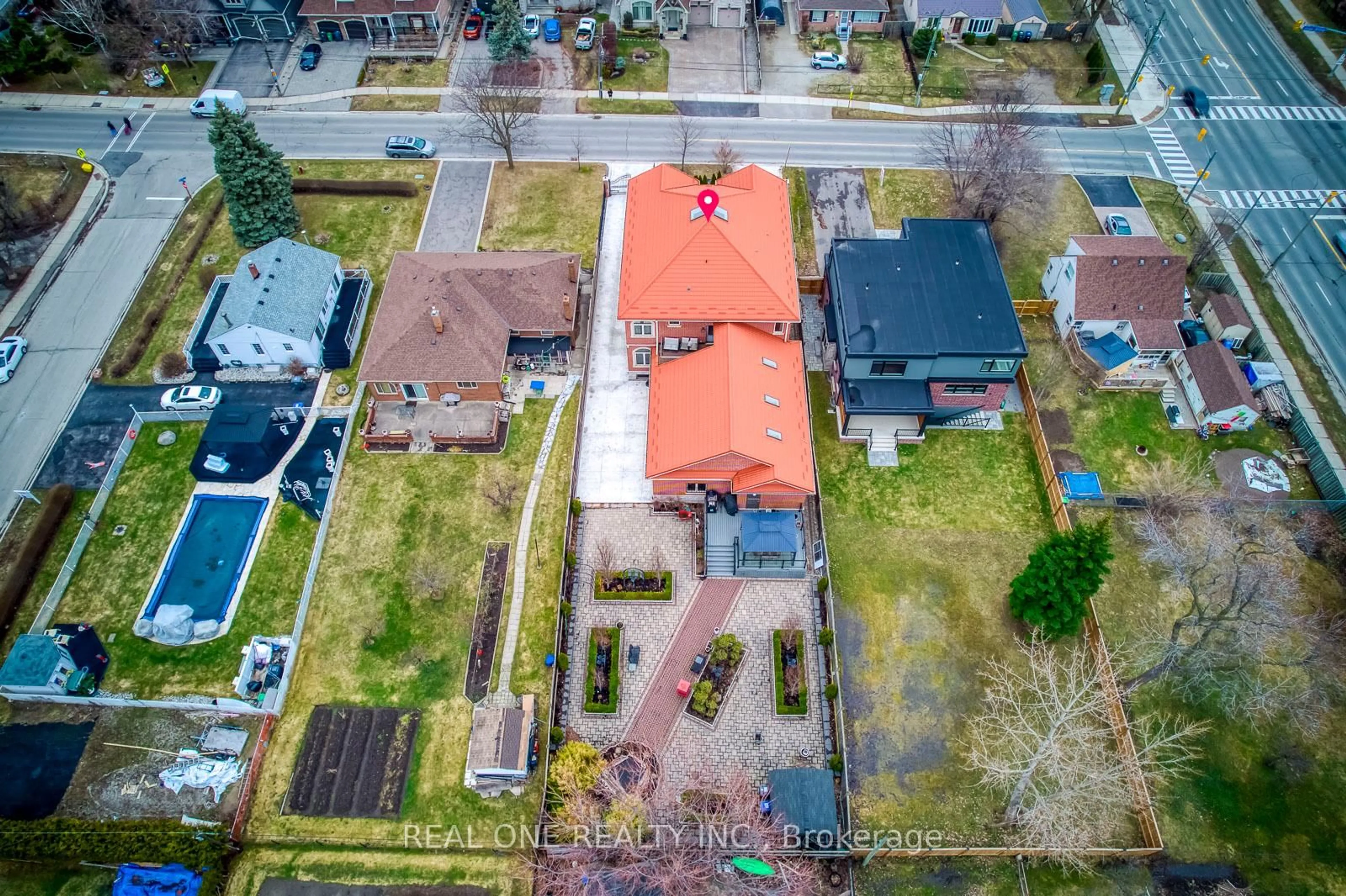 A pic from outside/outdoor area/front of a property/back of a property/a pic from drone, street for 3480 Joan Dr, Mississauga Ontario L5B 1T5