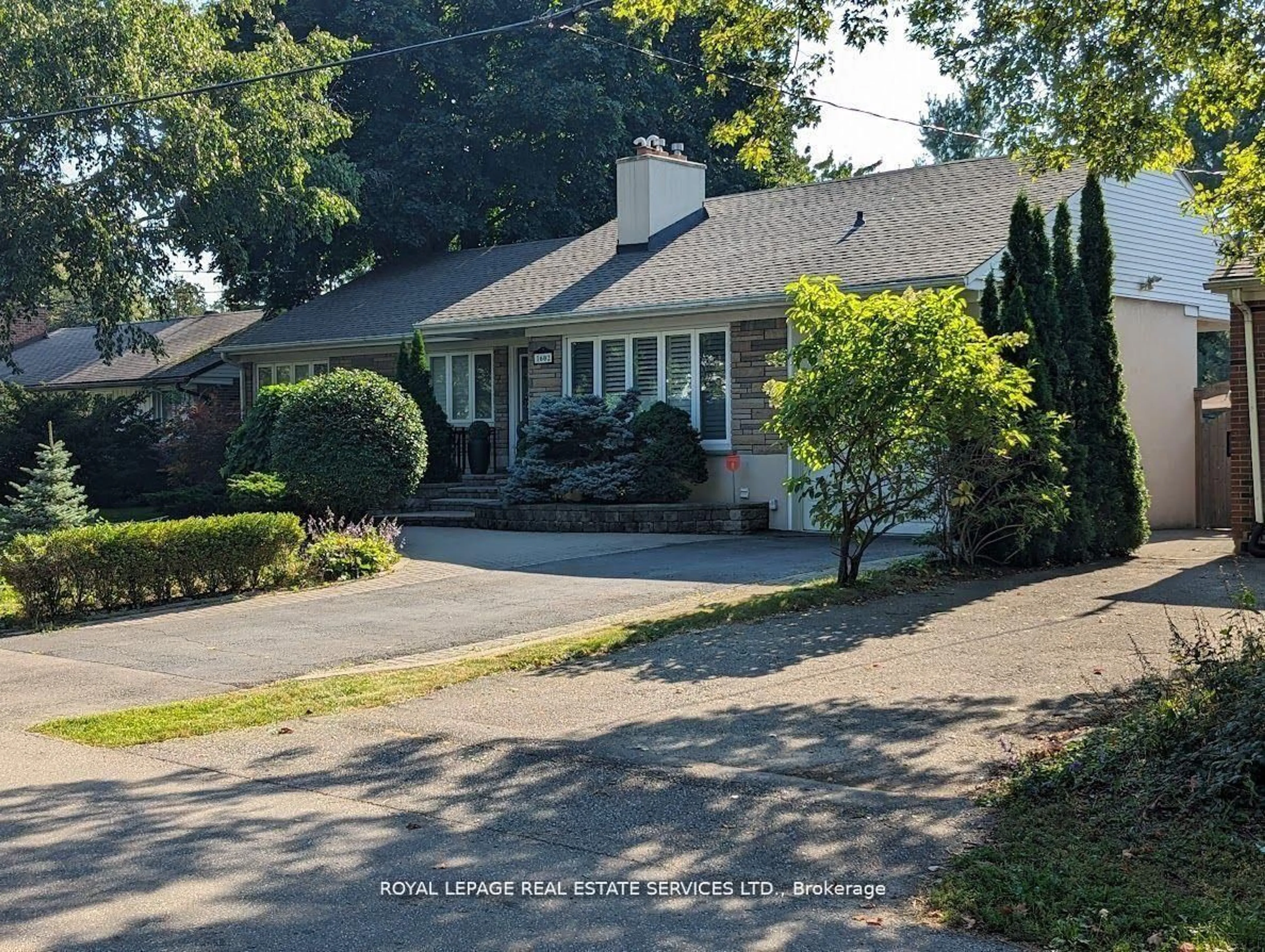 Home with vinyl exterior material, street for 1602 Lincolnshire Blvd, Mississauga Ontario L5E 2S7