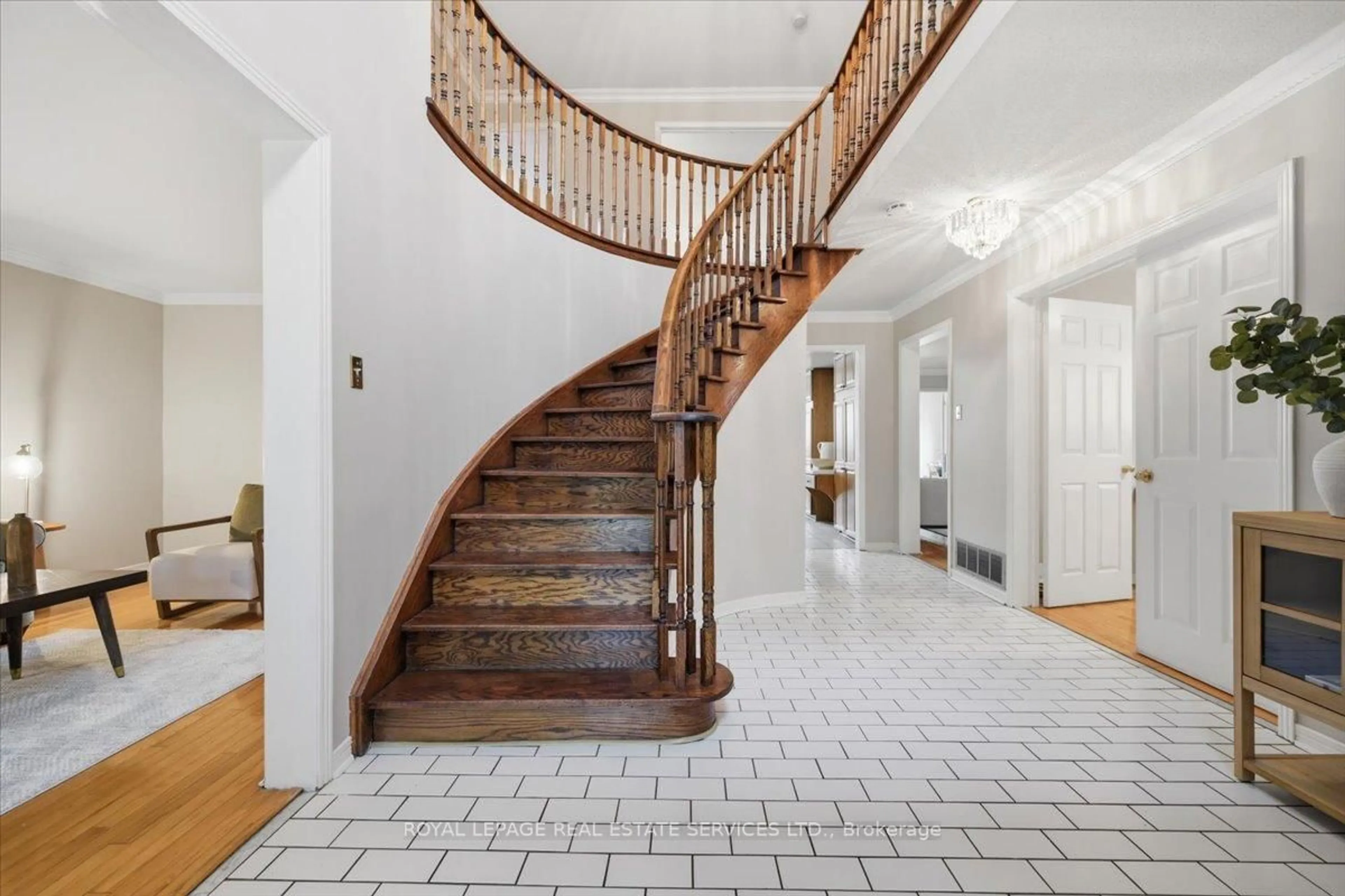 Indoor foyer for 2148 Grosvenor St, Oakville Ontario L6H 5L2