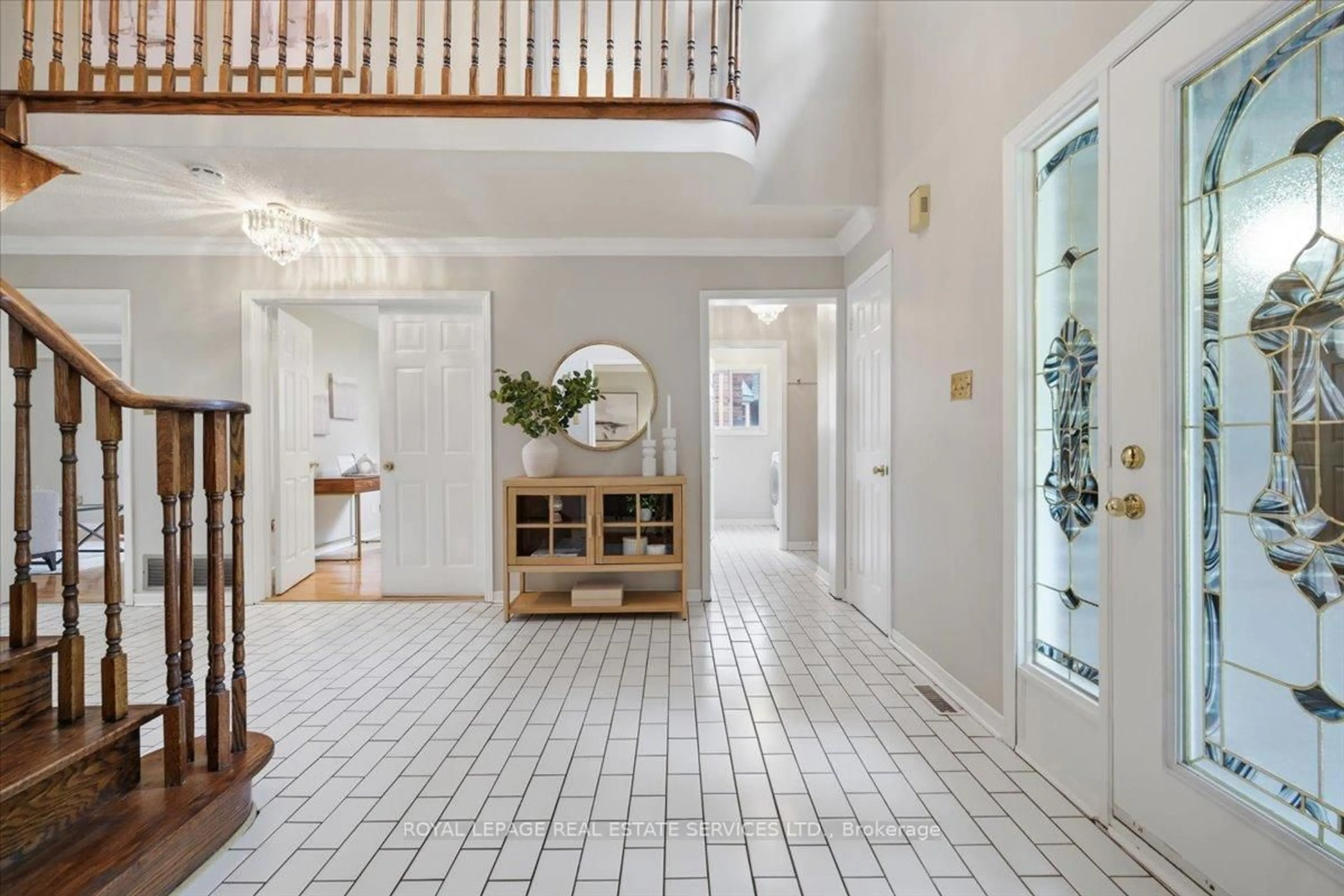 Indoor entryway for 2148 Grosvenor St, Oakville Ontario L6H 5L2