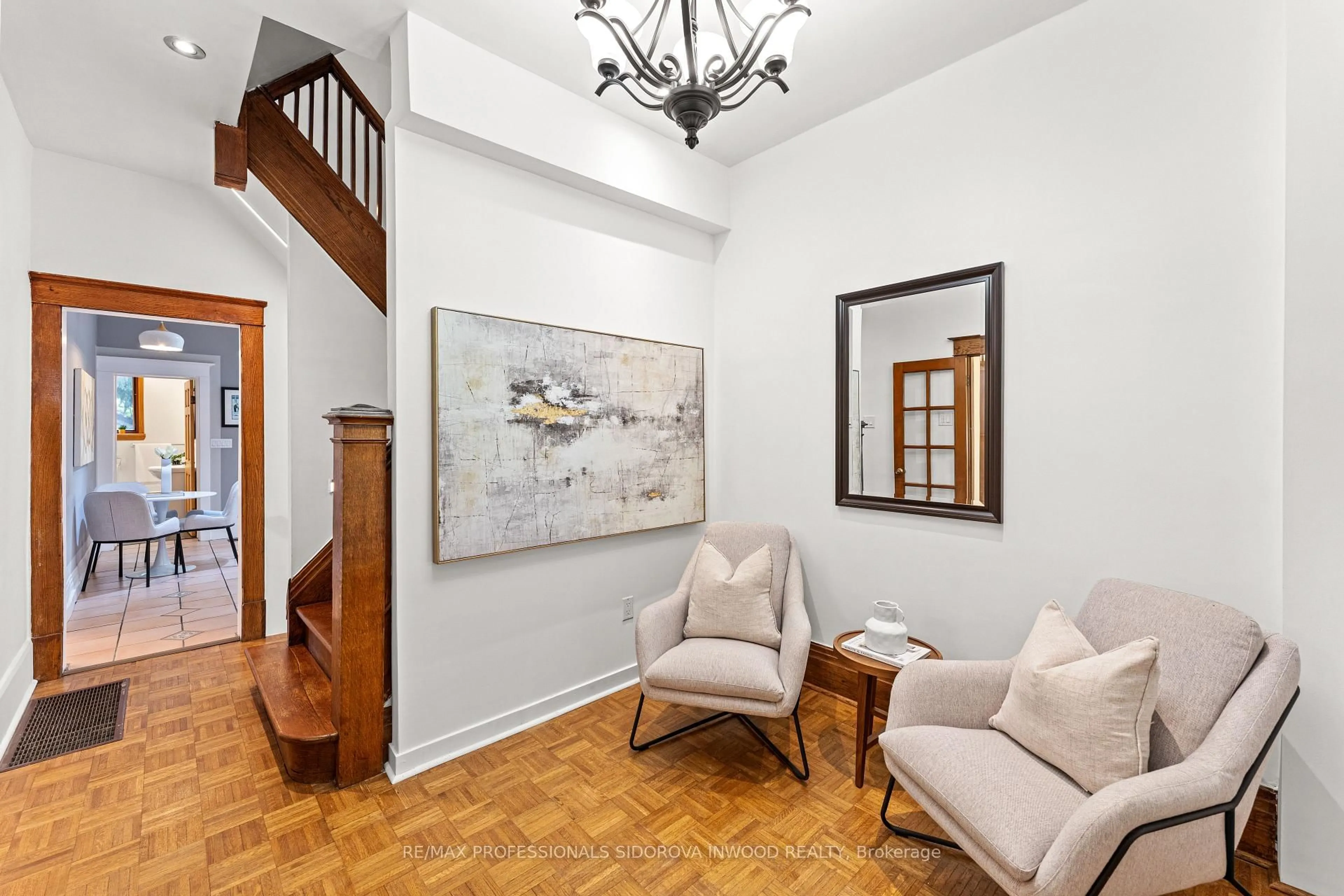 Indoor foyer for 13 Evelyn Cres, Toronto Ontario M6P 3C8