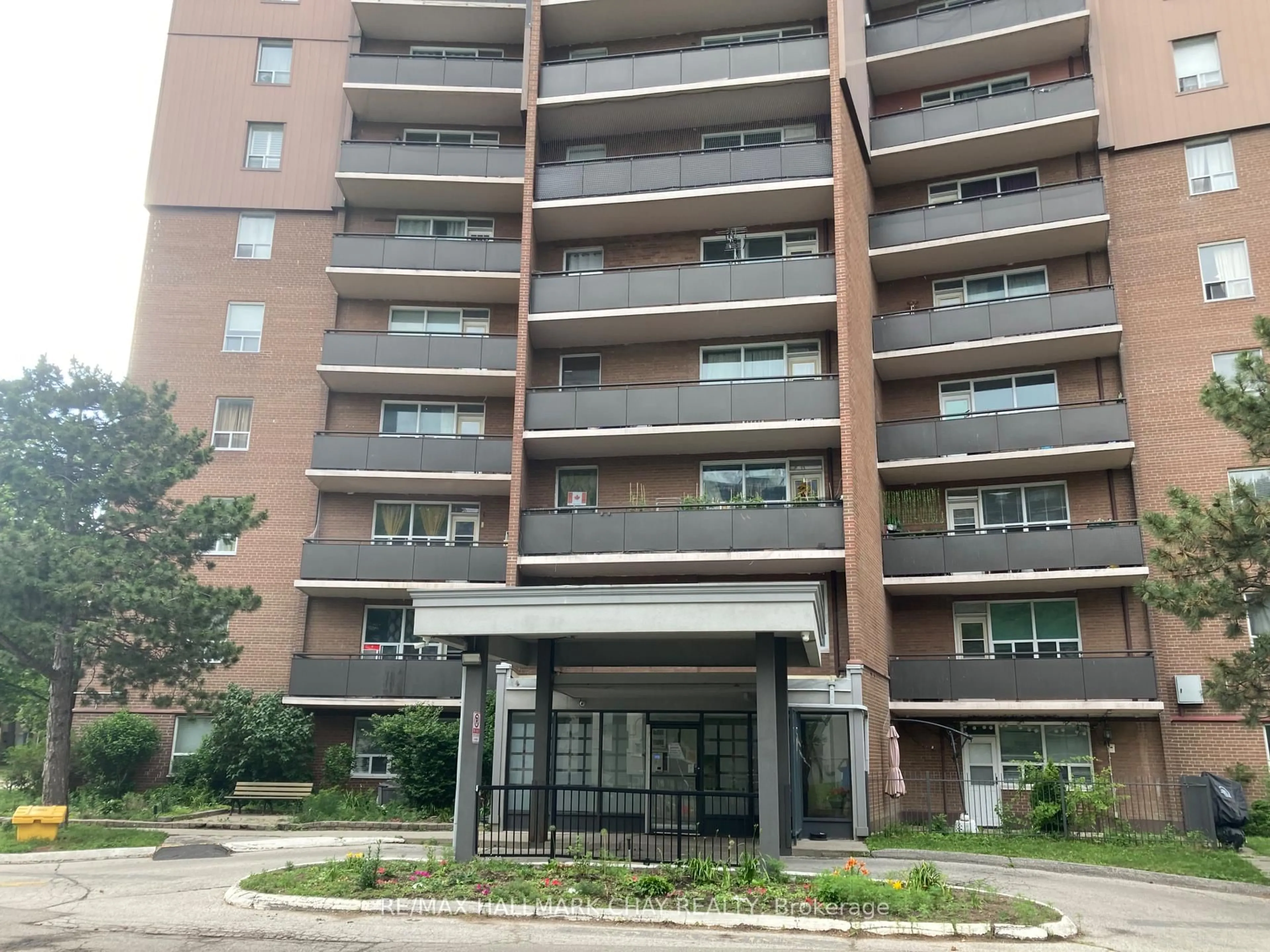 Indoor foyer for 3065 Queen Frederica Dr #604, Mississauga Ontario L4Y 3A3