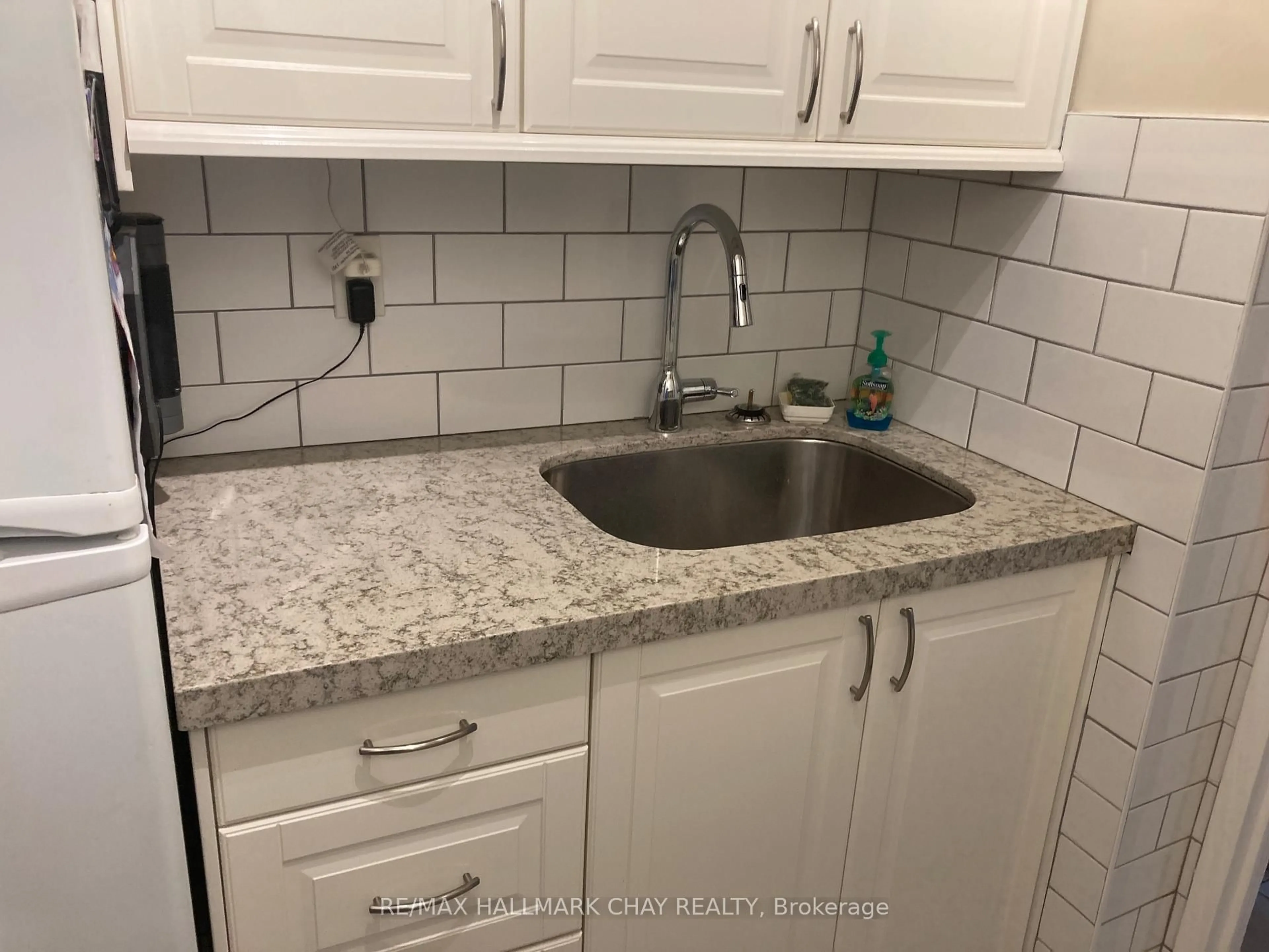 Standard kitchen, ceramic/tile floor for 3065 Queen Frederica Dr #604, Mississauga Ontario L4Y 3A3