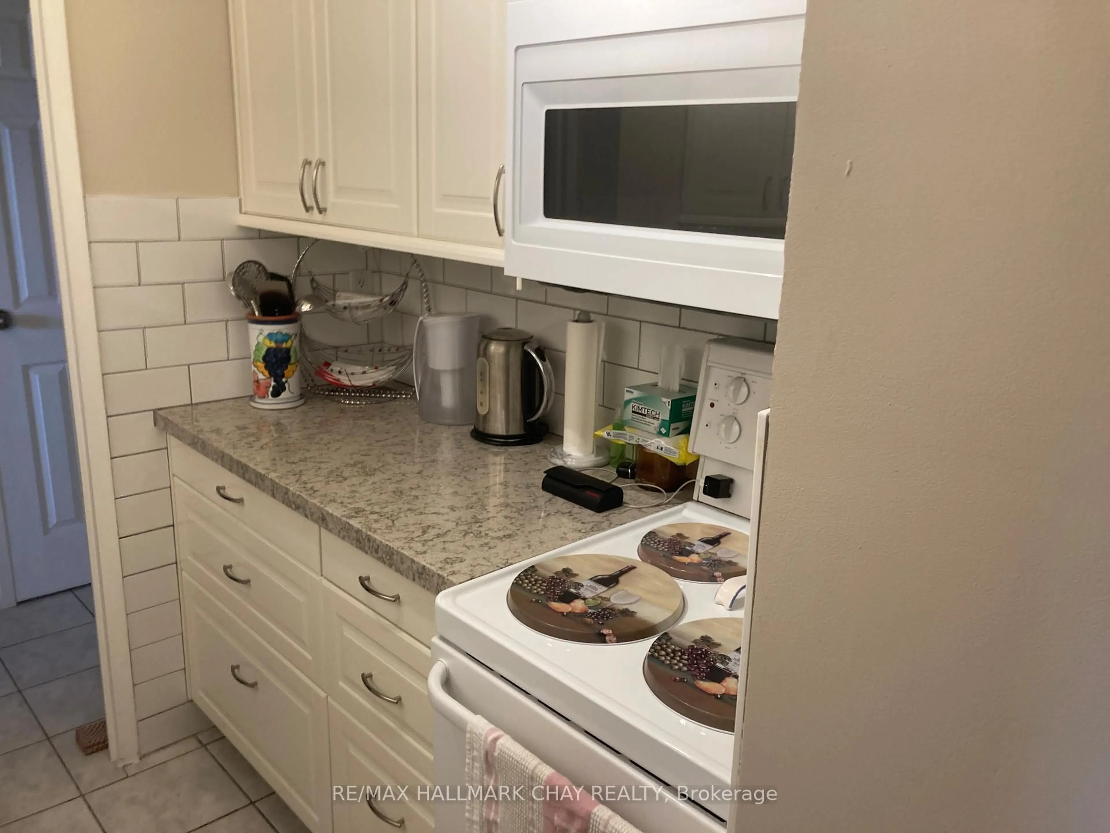 Standard kitchen, ceramic/tile floor for 3065 Queen Frederica Dr #604, Mississauga Ontario L4Y 3A3