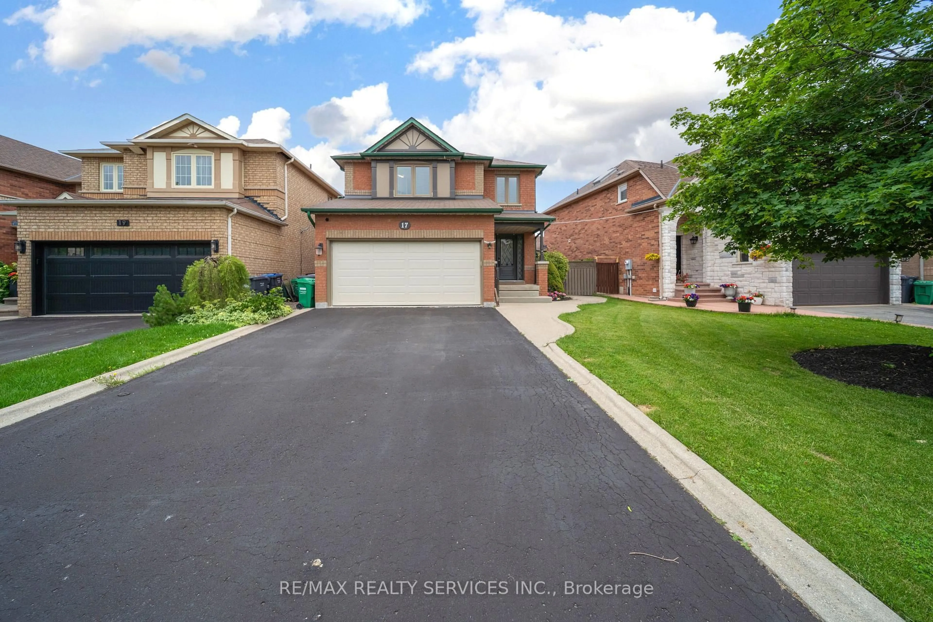 A pic from outside/outdoor area/front of a property/back of a property/a pic from drone, street for 17 National Cres, Brampton Ontario L7A 1H1