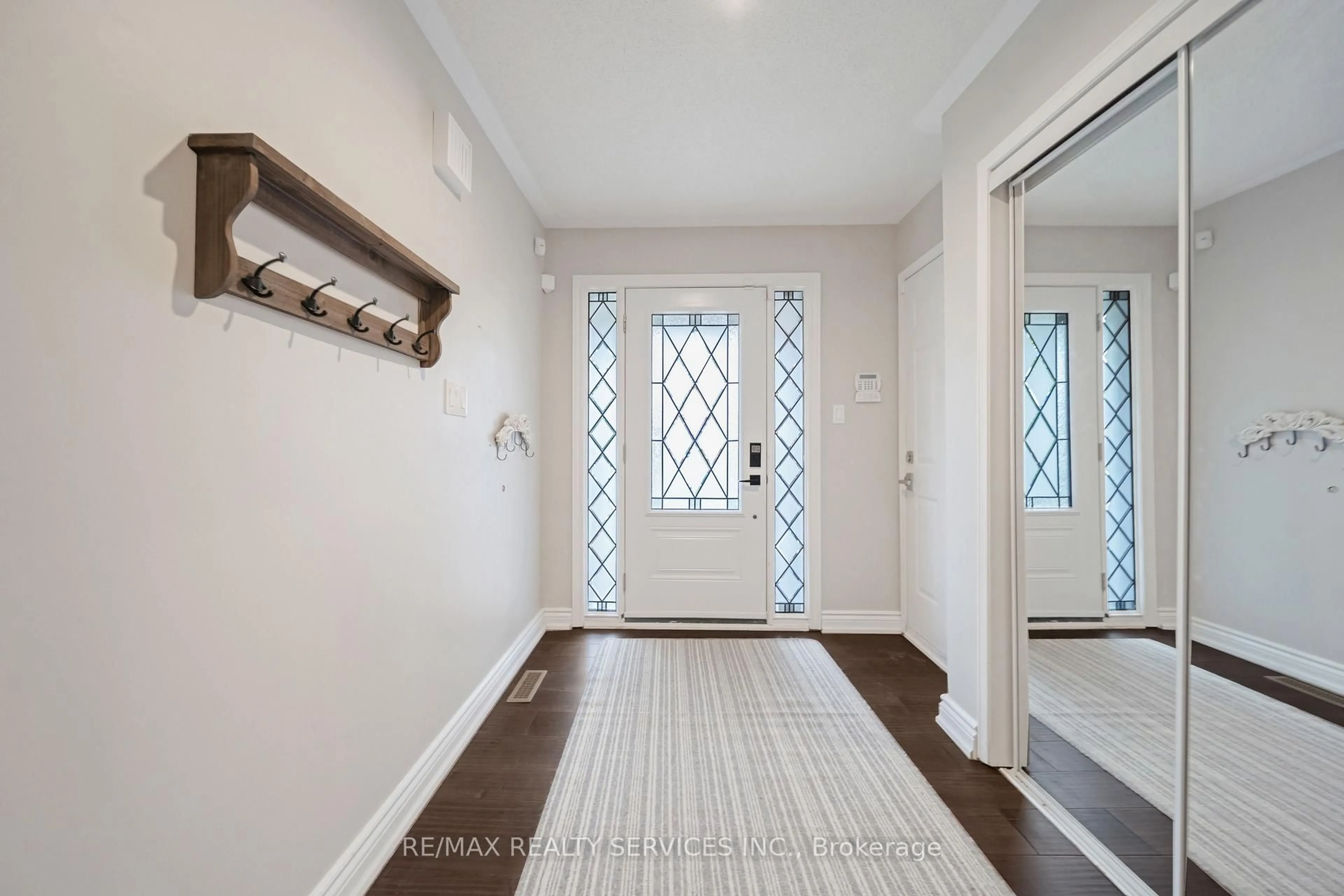 Indoor entryway for 17 National Cres, Brampton Ontario L7A 1H1