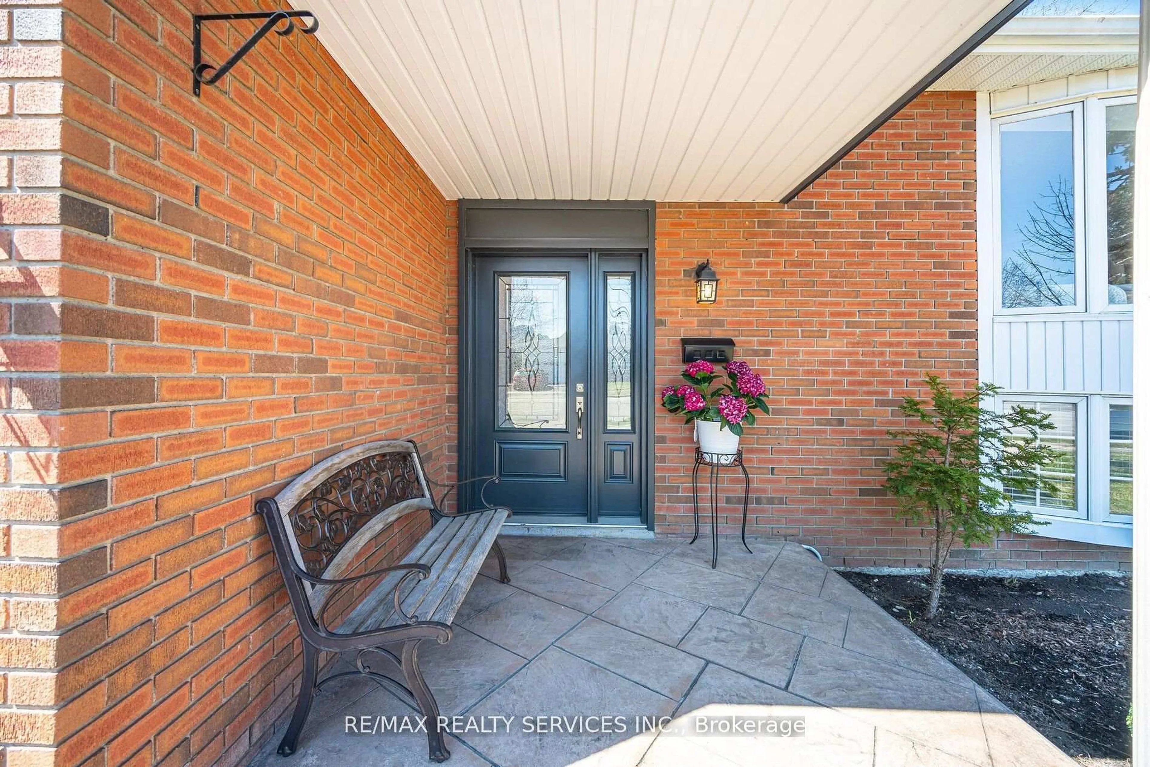 Indoor entryway for 68 Elgin Dr, Brampton Ontario L6Y 1A8