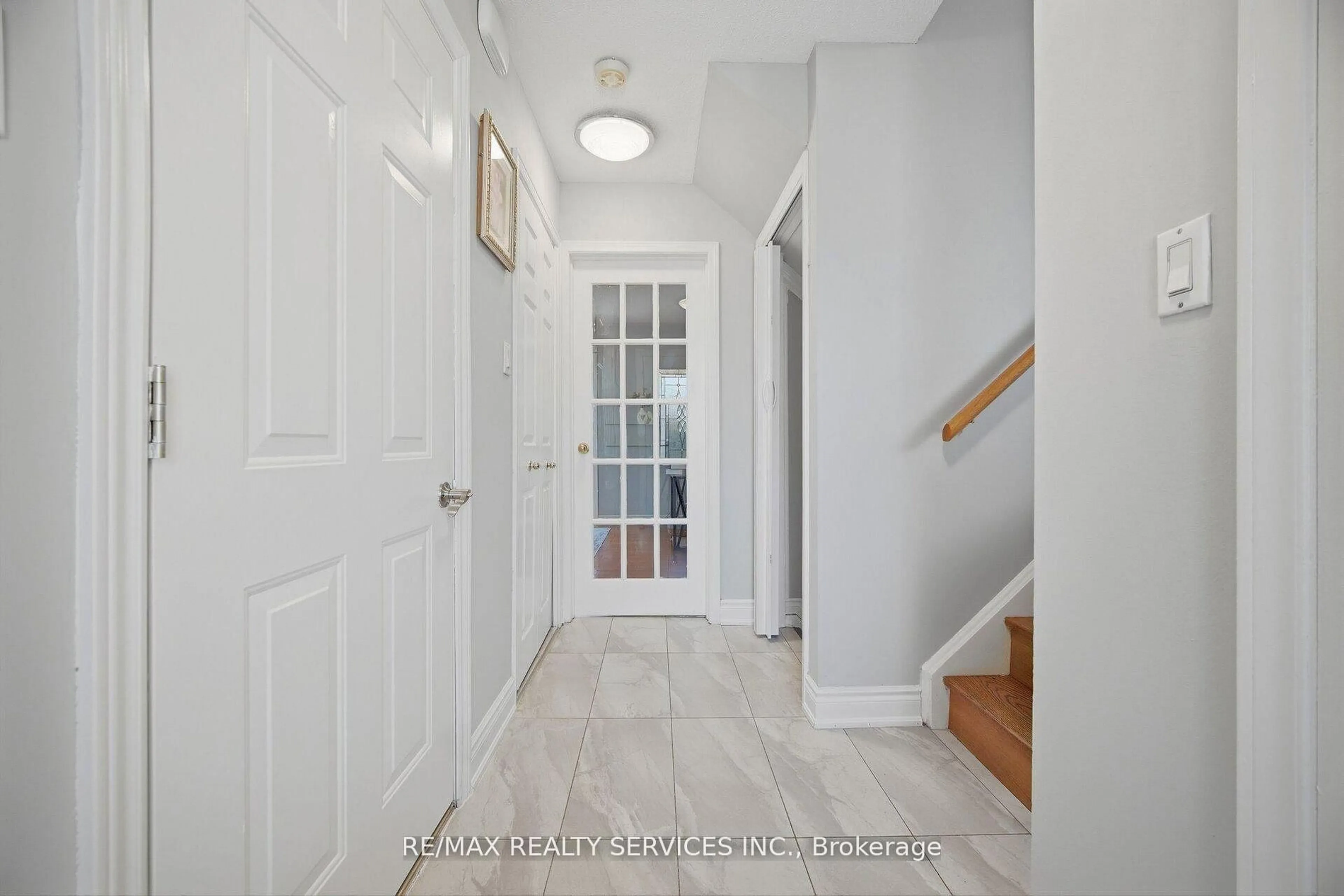 Indoor entryway for 68 Elgin Dr, Brampton Ontario L6Y 1A8