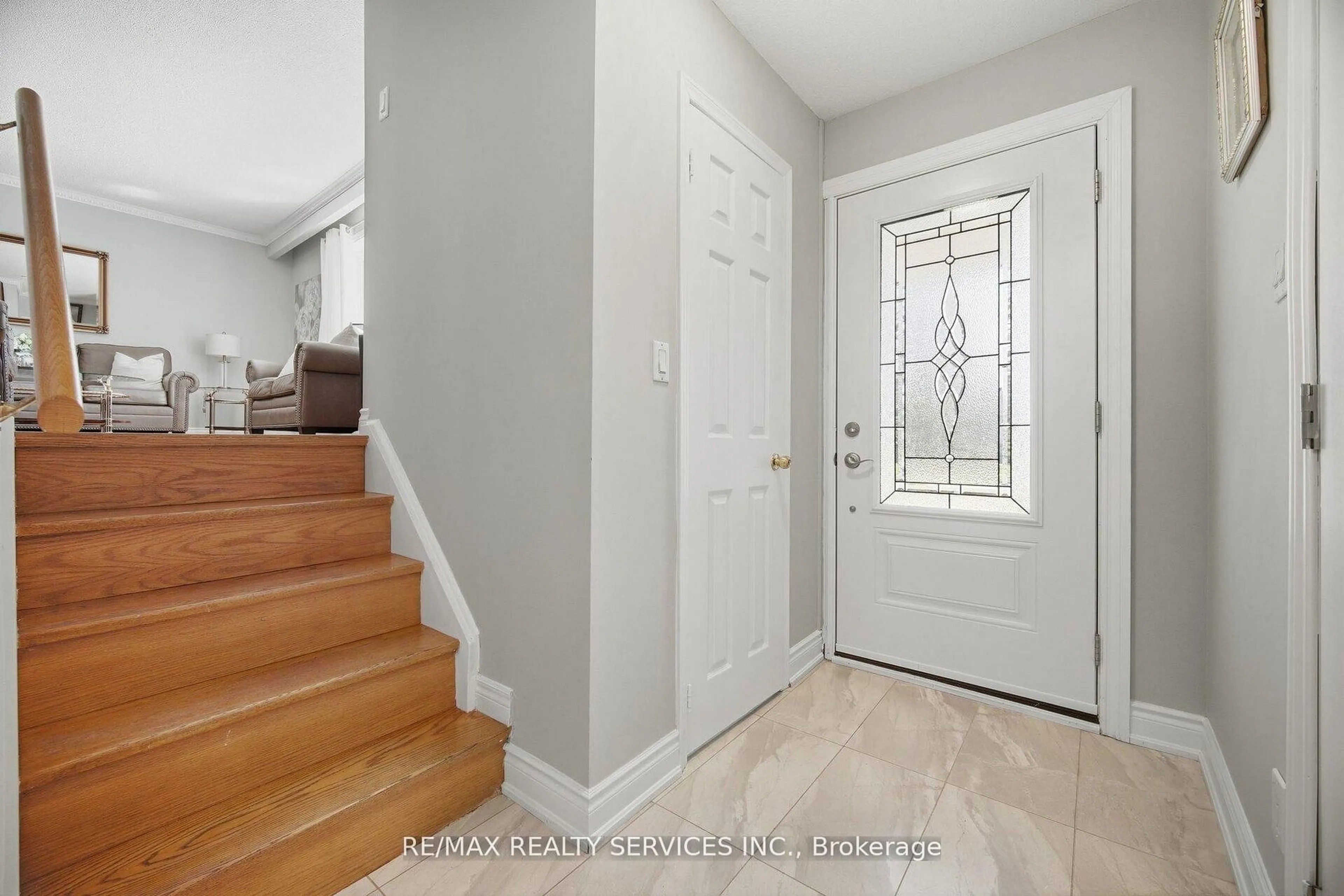 Indoor entryway for 68 Elgin Dr, Brampton Ontario L6Y 1A8