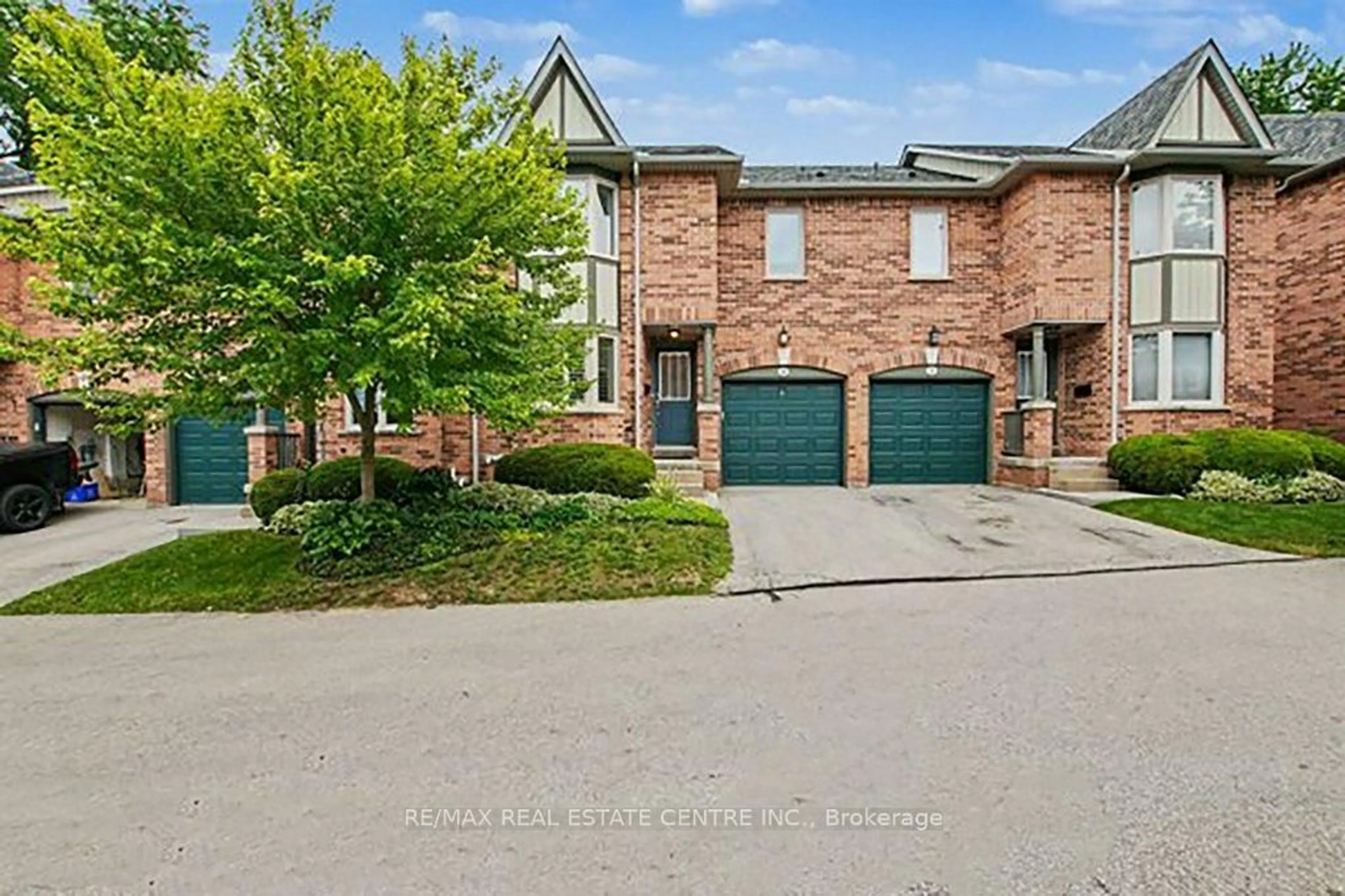 A pic from outside/outdoor area/front of a property/back of a property/a pic from drone, street for 76 River Dr #10, Halton Hills Ontario L7G 2J2