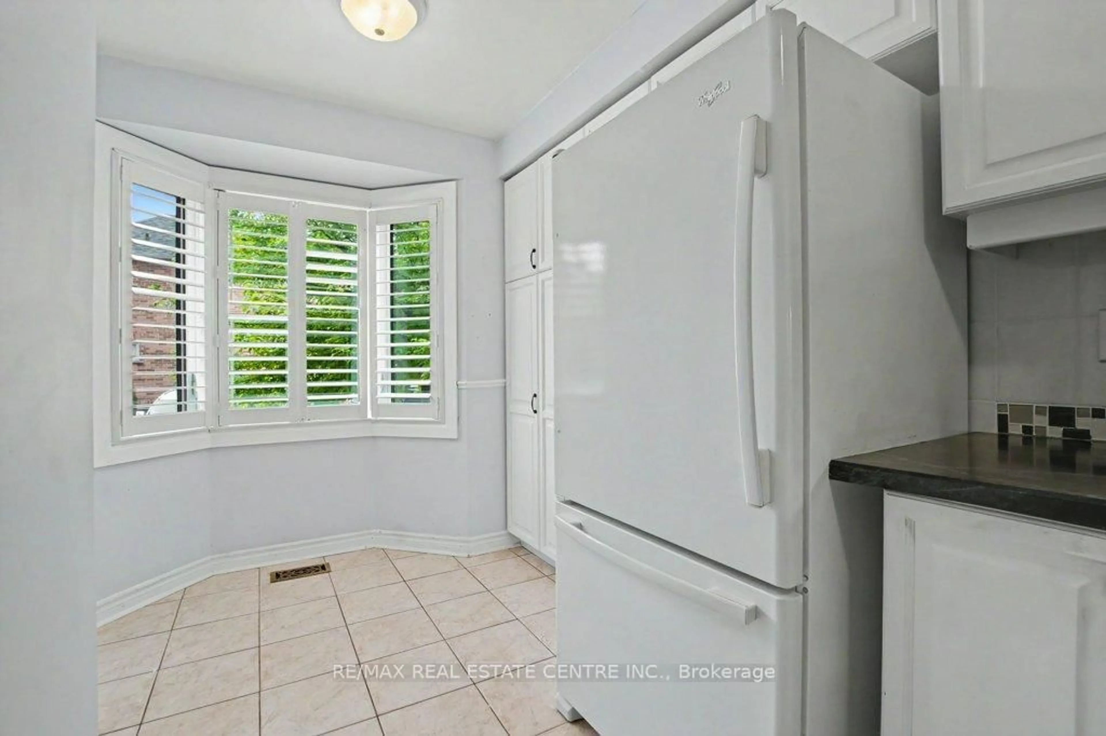 Standard kitchen, ceramic/tile floor for 76 River Dr #10, Halton Hills Ontario L7G 2J2