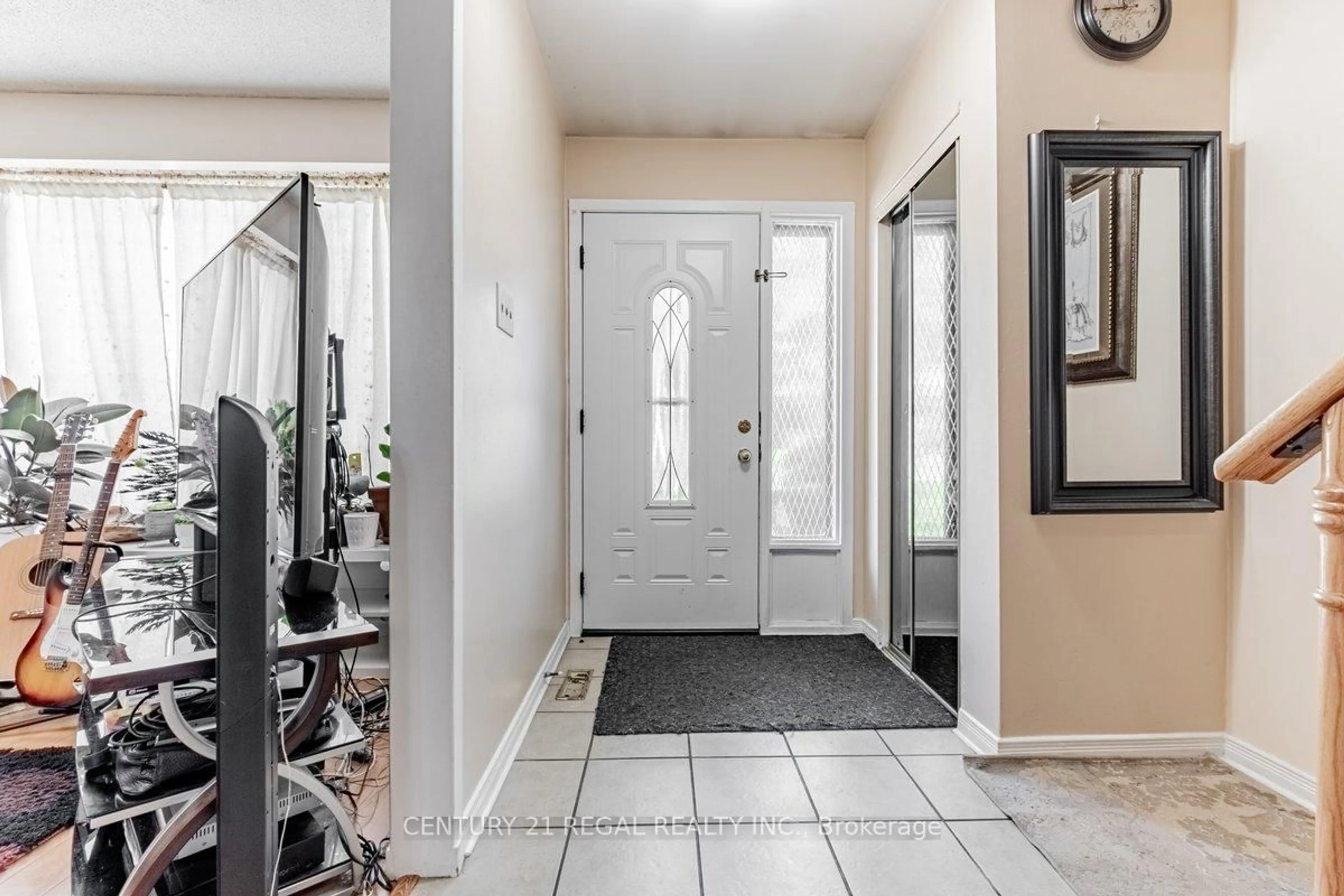 Indoor entryway for 19 Carberry Cres, Brampton Ontario L6V 2G1