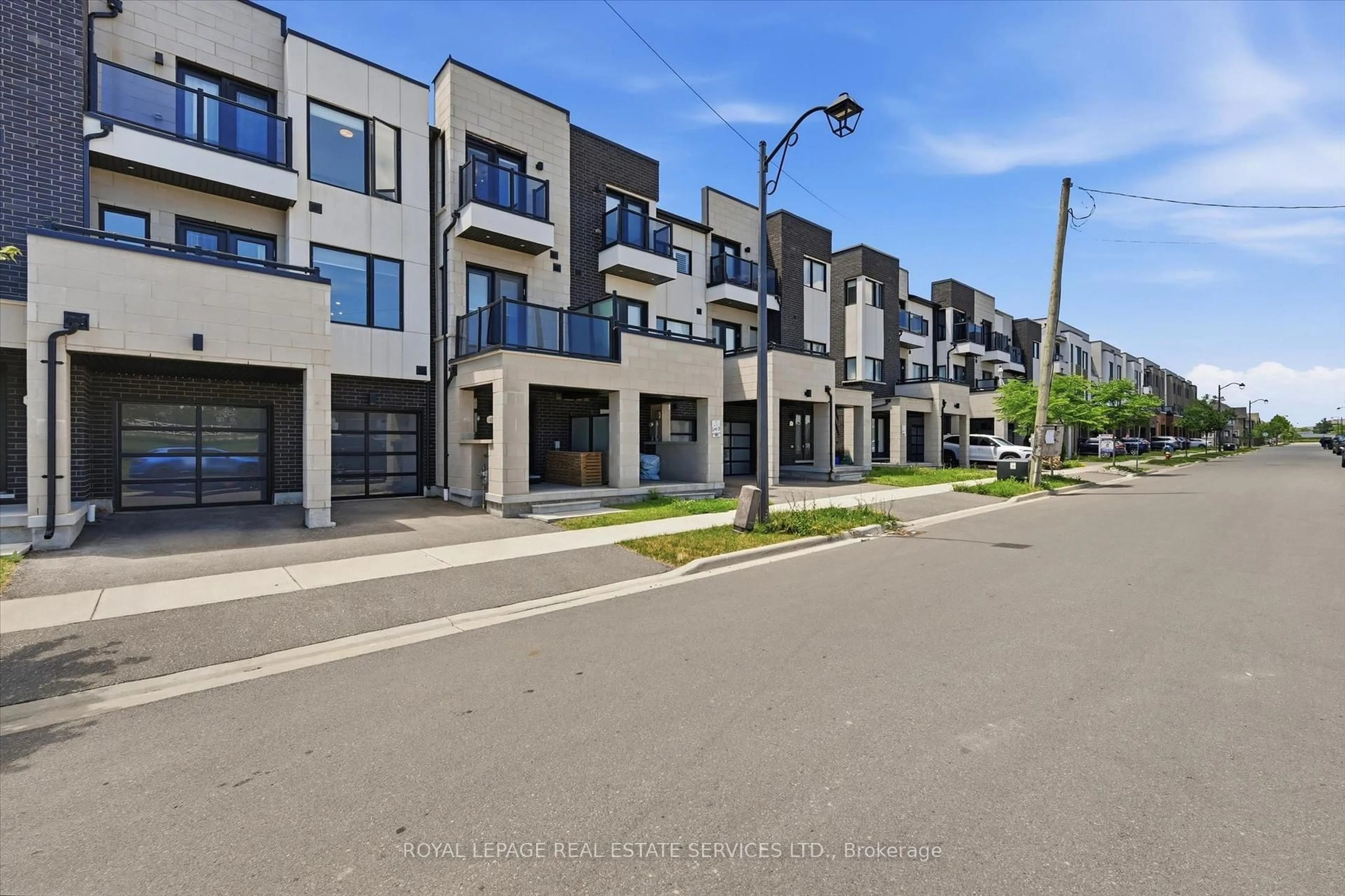 A pic from outside/outdoor area/front of a property/back of a property/a pic from drone, street for 1403 Clarriage Crt, Milton Ontario L9E 1L6