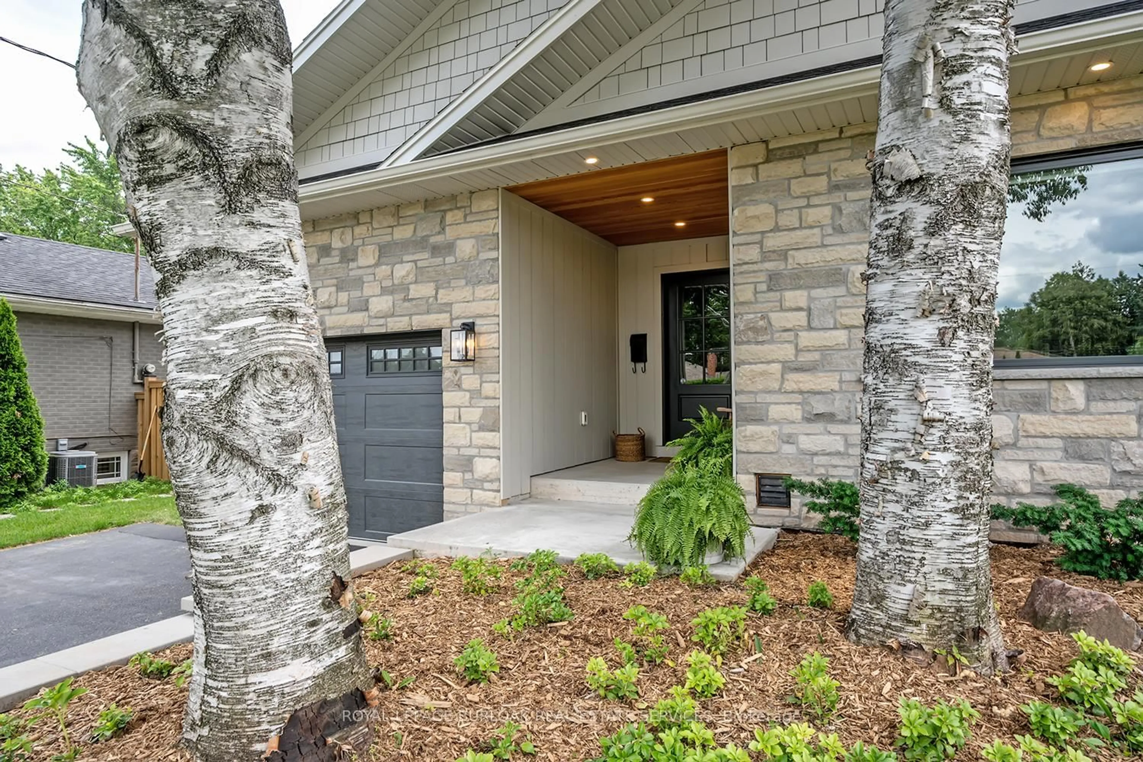 Indoor entryway for 894 Condor Dr, Burlington Ontario L7T 3A9