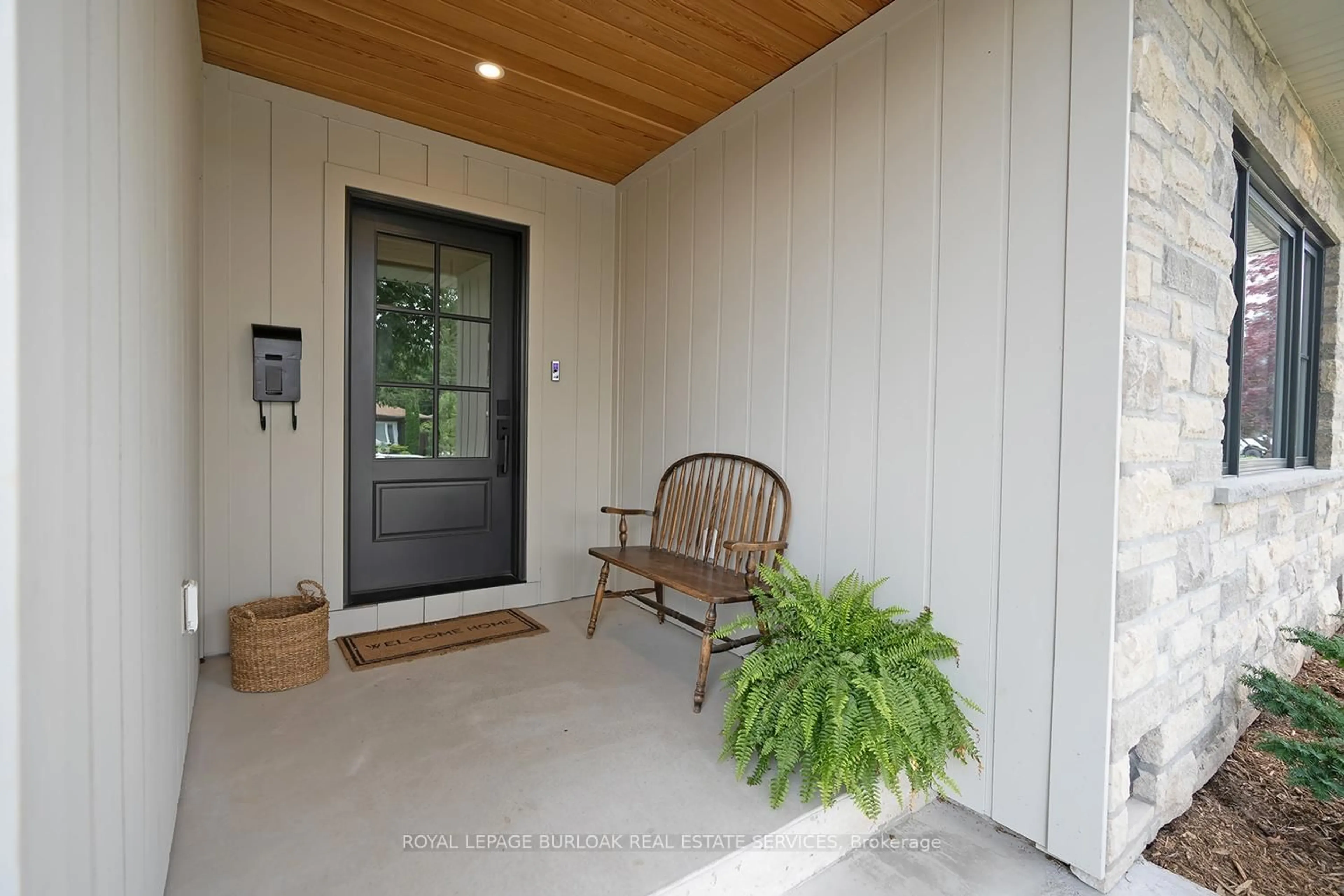 Indoor entryway for 894 Condor Dr, Burlington Ontario L7T 3A9