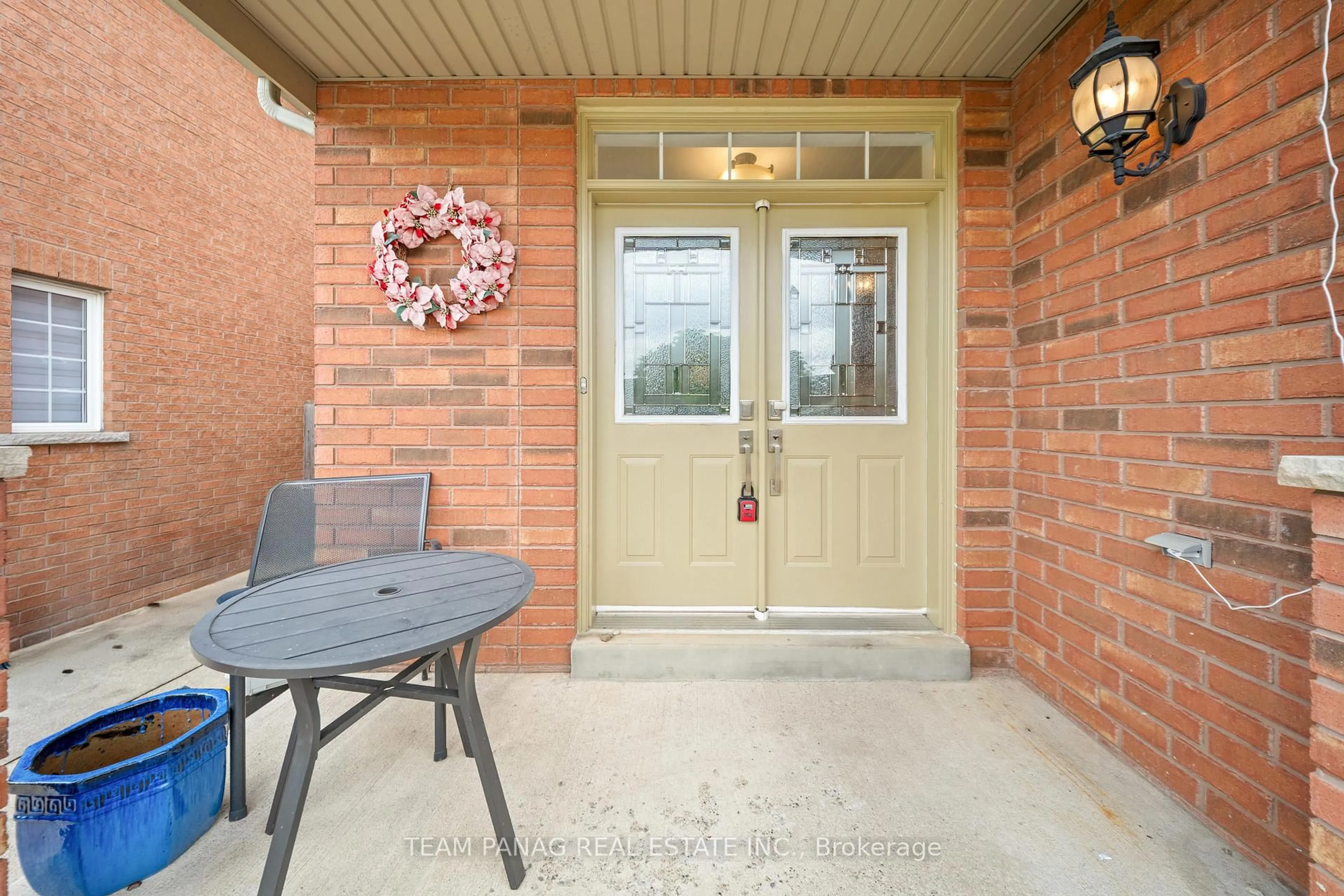Indoor entryway for 20 Long Meadow Rd, Brampton Ontario L6P 2A2