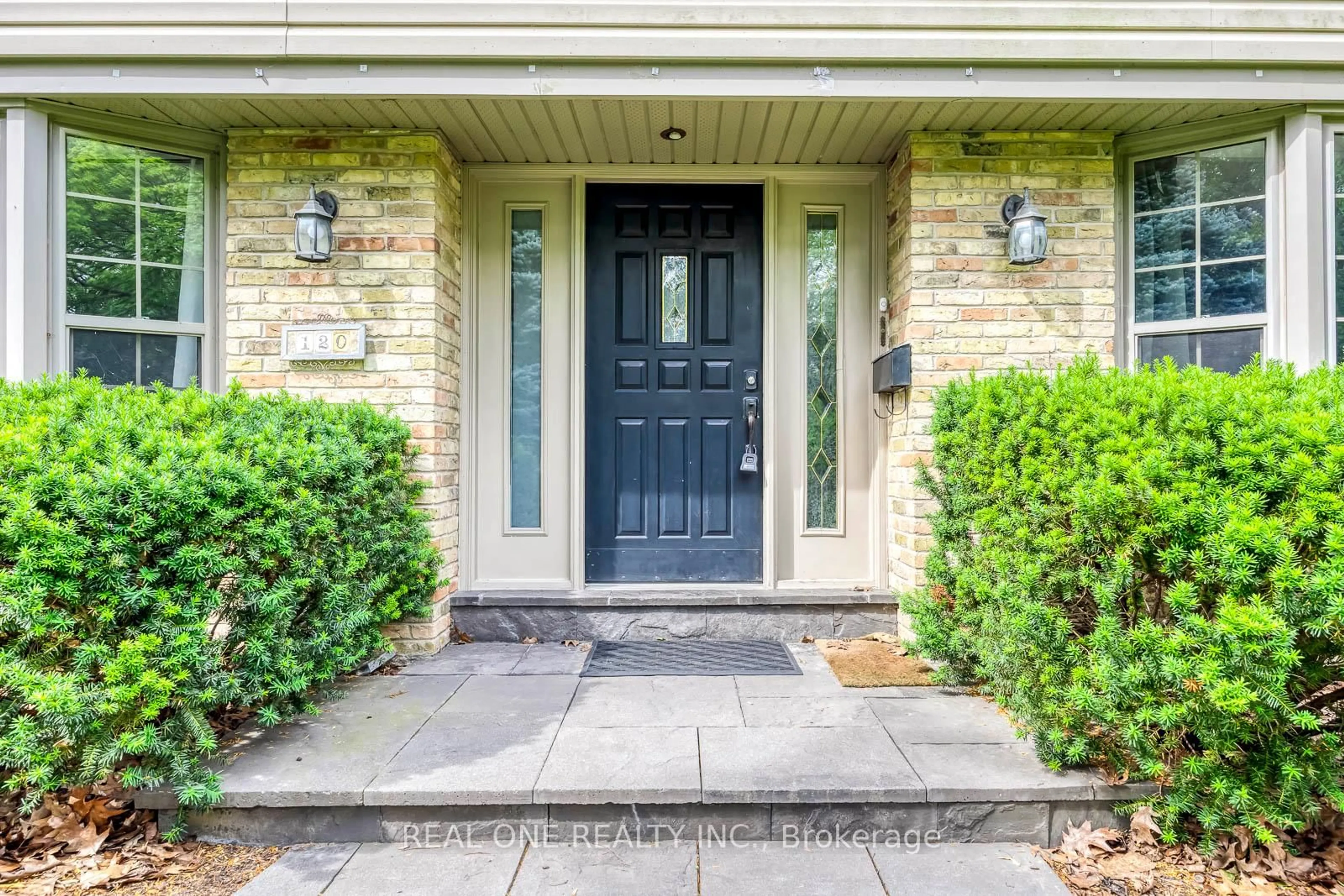 Indoor entryway for 120 Blyth Cres, Oakville Ontario L6J 5H6