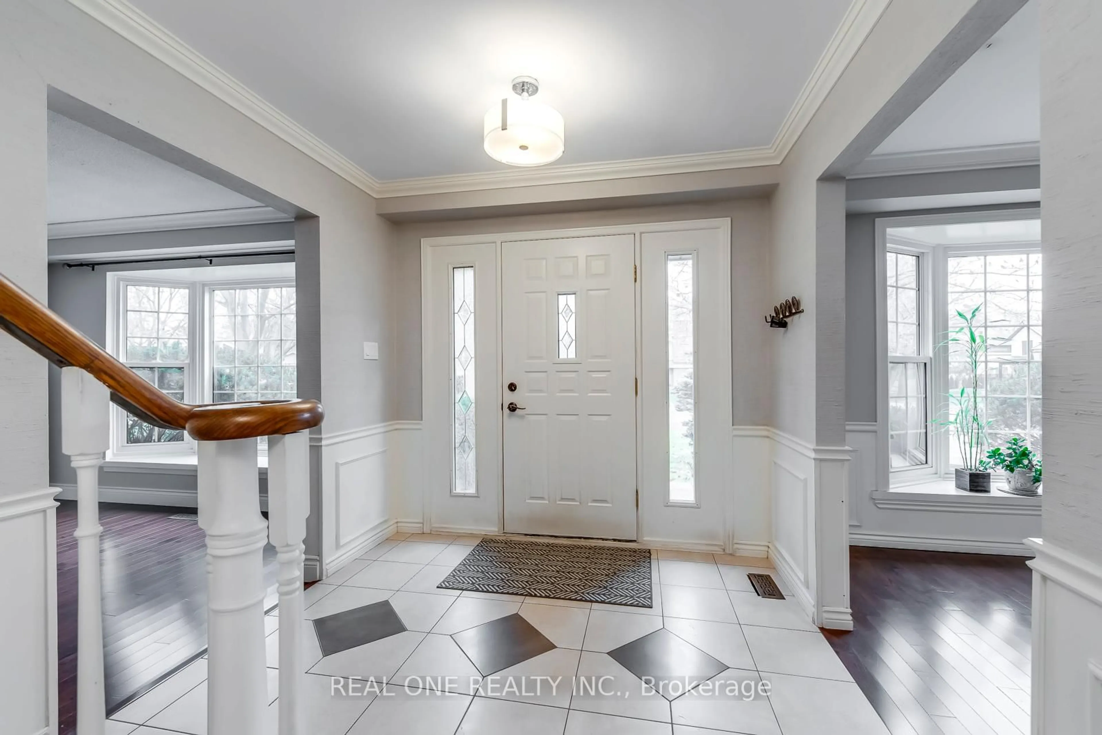 Indoor entryway for 120 Blyth Cres, Oakville Ontario L6J 5H6