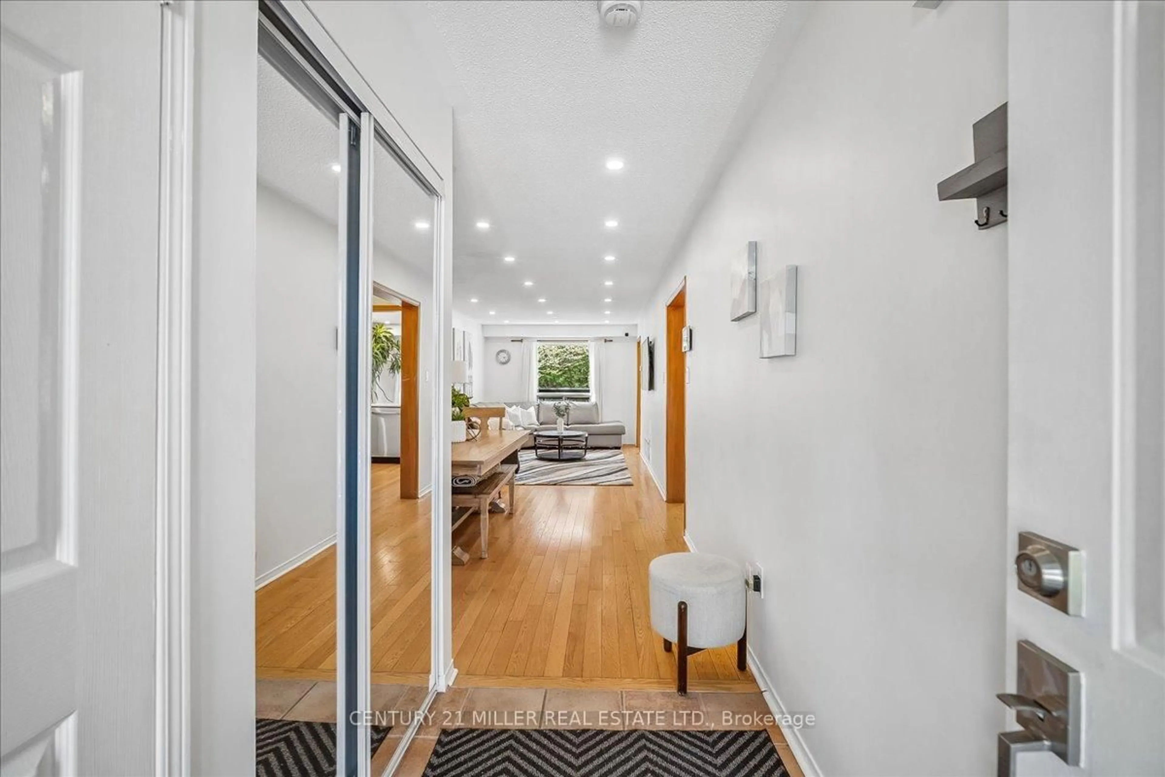 Indoor entryway for 421 Levanna Lane, Oakville Ontario L6H 6B8