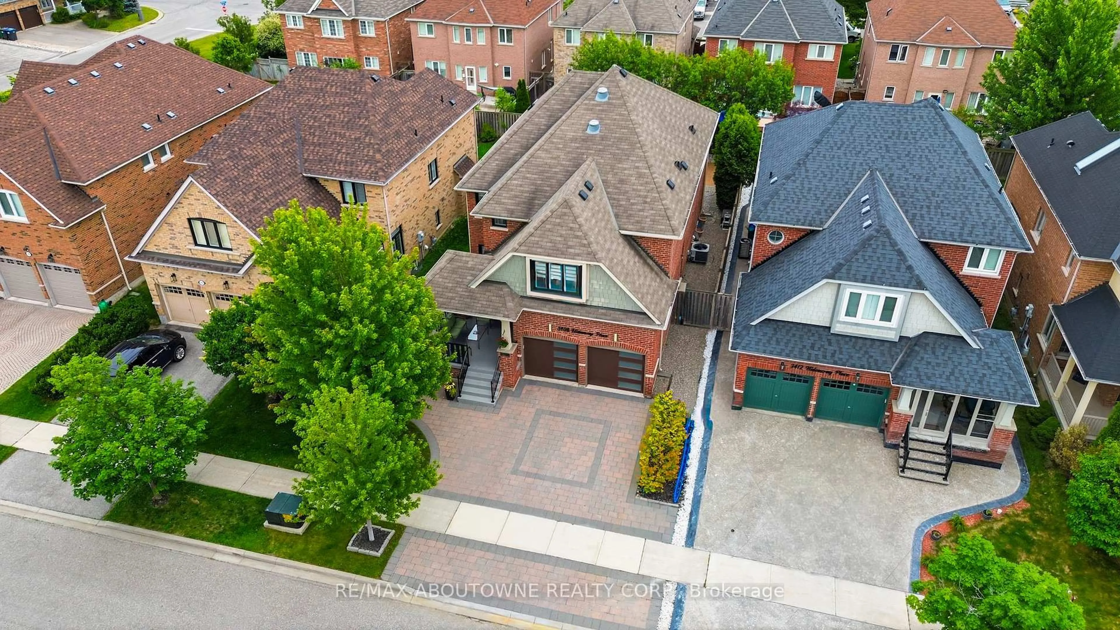 A pic from outside/outdoor area/front of a property/back of a property/a pic from drone, street for 3408 Hideaway Pl, Mississauga Ontario L5M 0A7