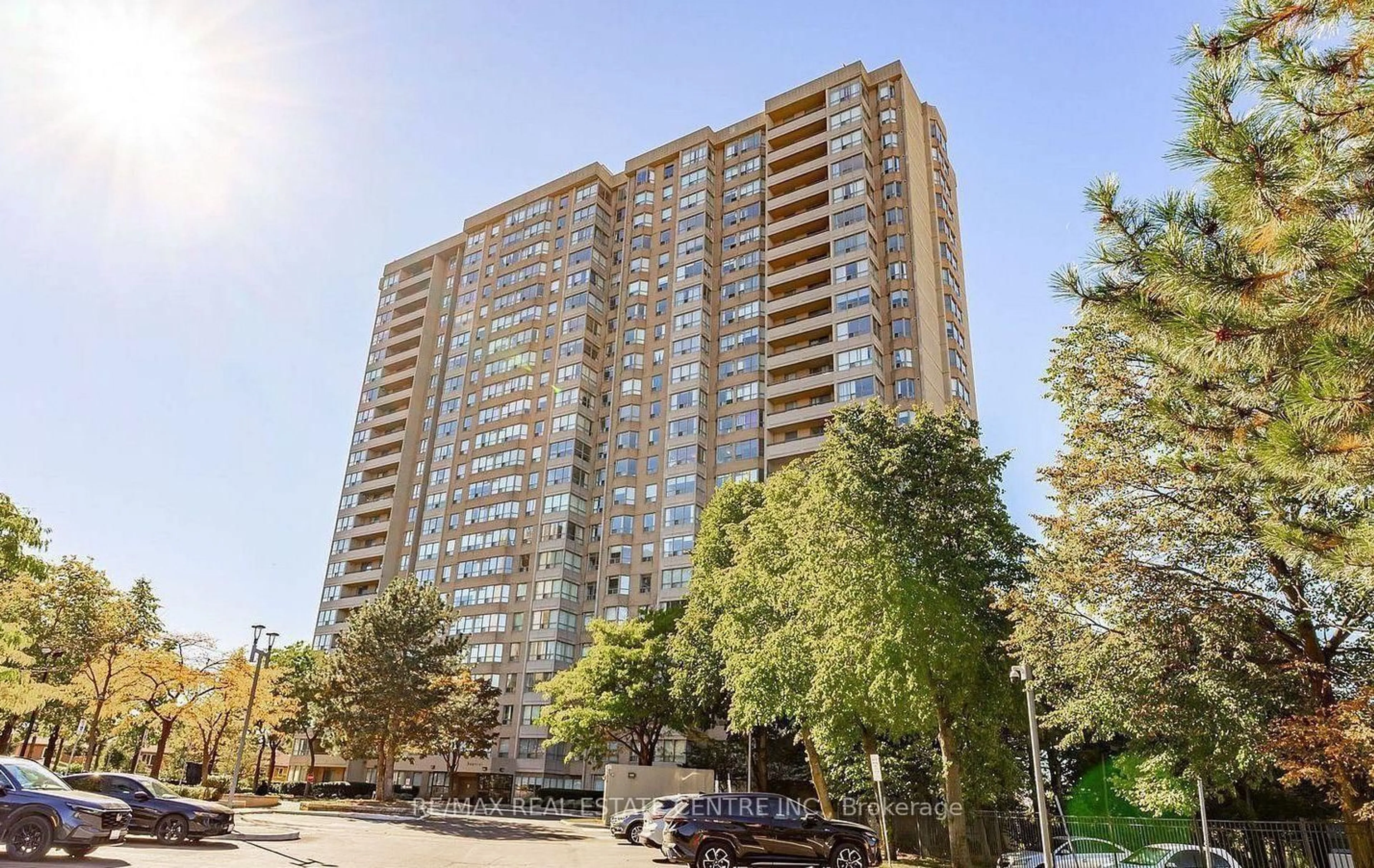 A pic from outside/outdoor area/front of a property/back of a property/a pic from drone, unknown for 30 Malta Ave #802, Brampton Ontario L6Y 4S5