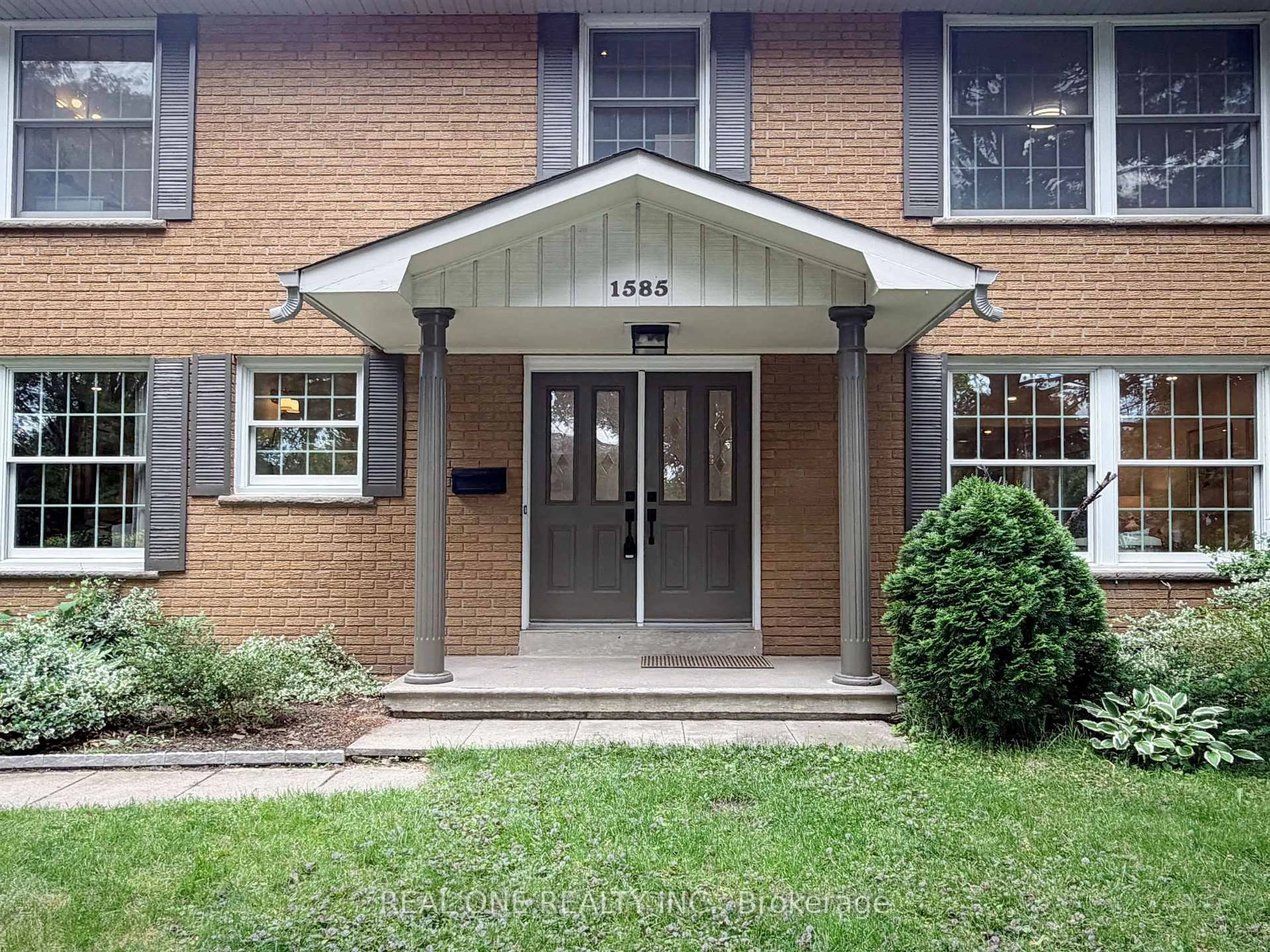 Indoor entryway for 1585 Crombie Rd, Mississauga Ontario L5J 4J1