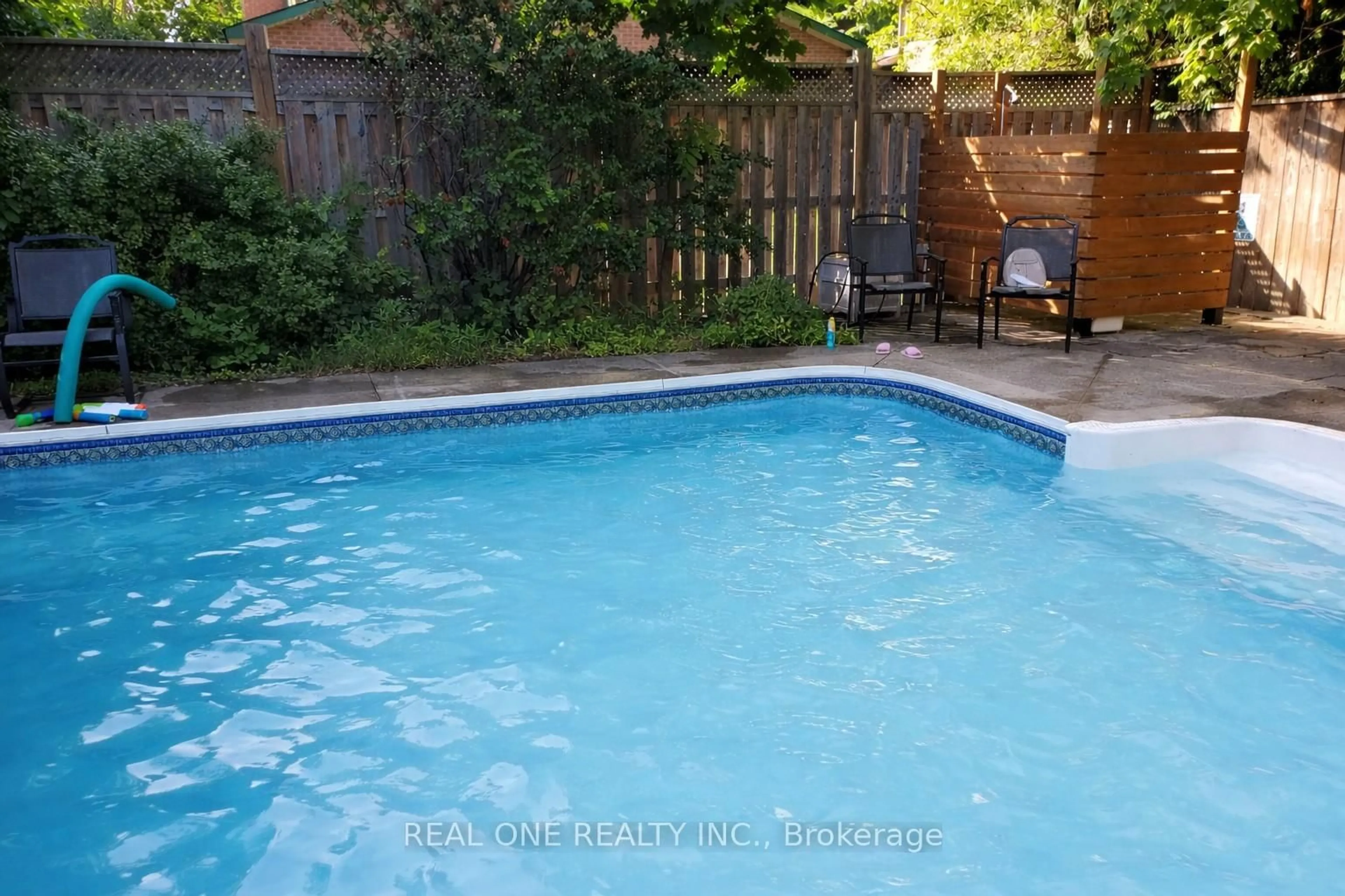 Pool for 1585 Crombie Rd, Mississauga Ontario L5J 4J1