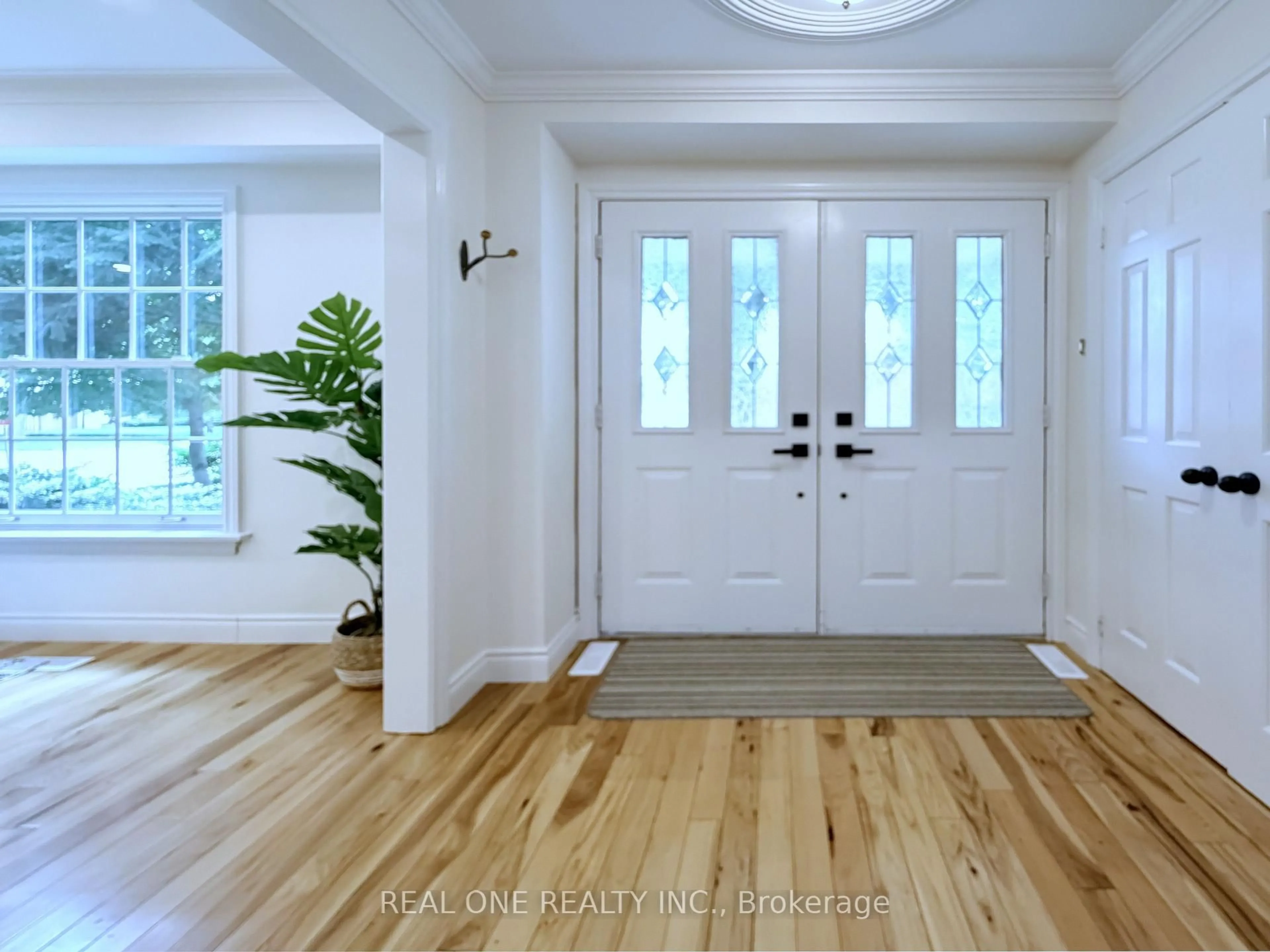 Indoor entryway for 1585 Crombie Rd, Mississauga Ontario L5J 4J1
