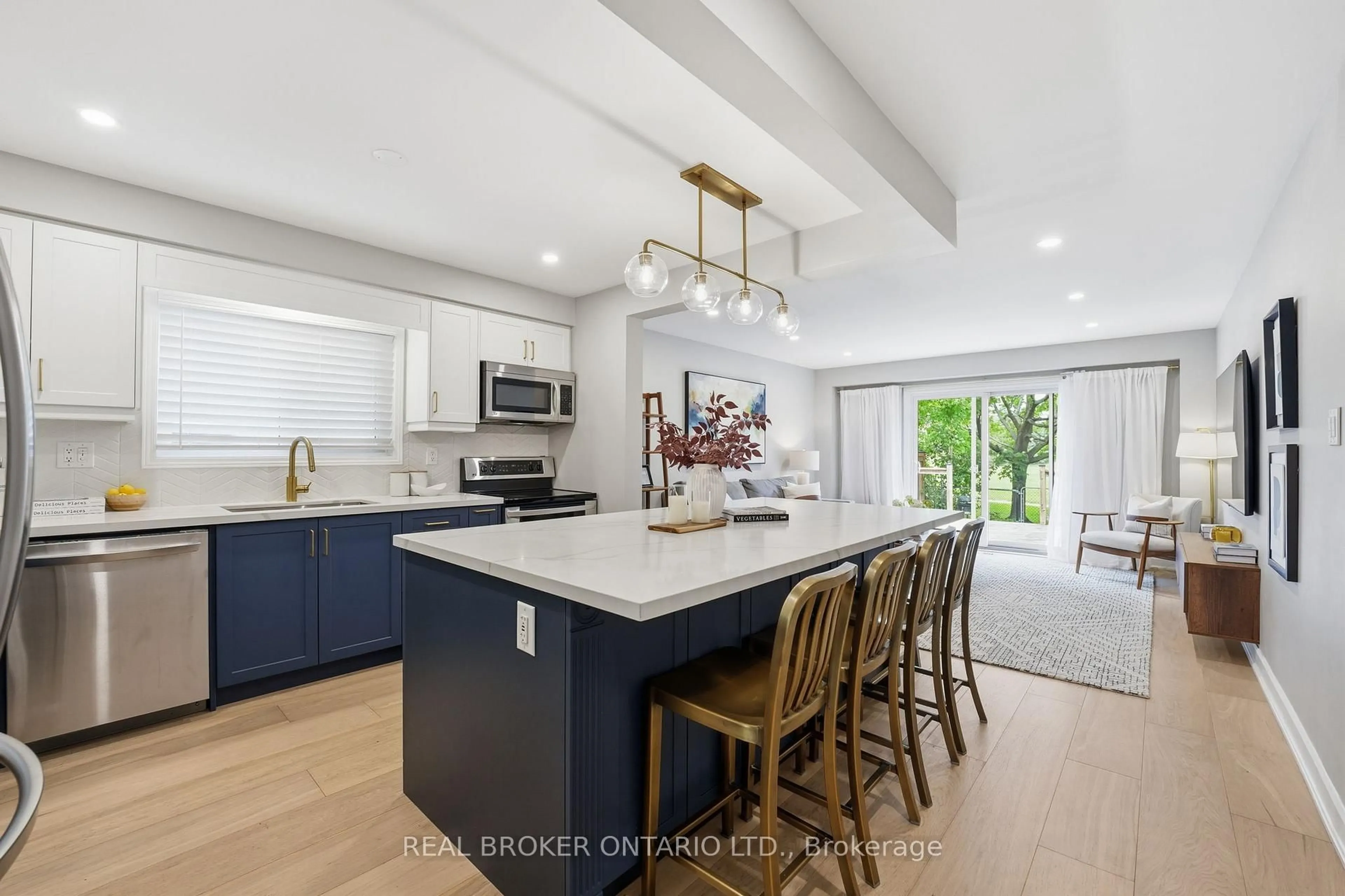 Open concept kitchen, ceramic/tile floor for 2445 Stefi Tr, Oakville Ontario L6H 5Y4