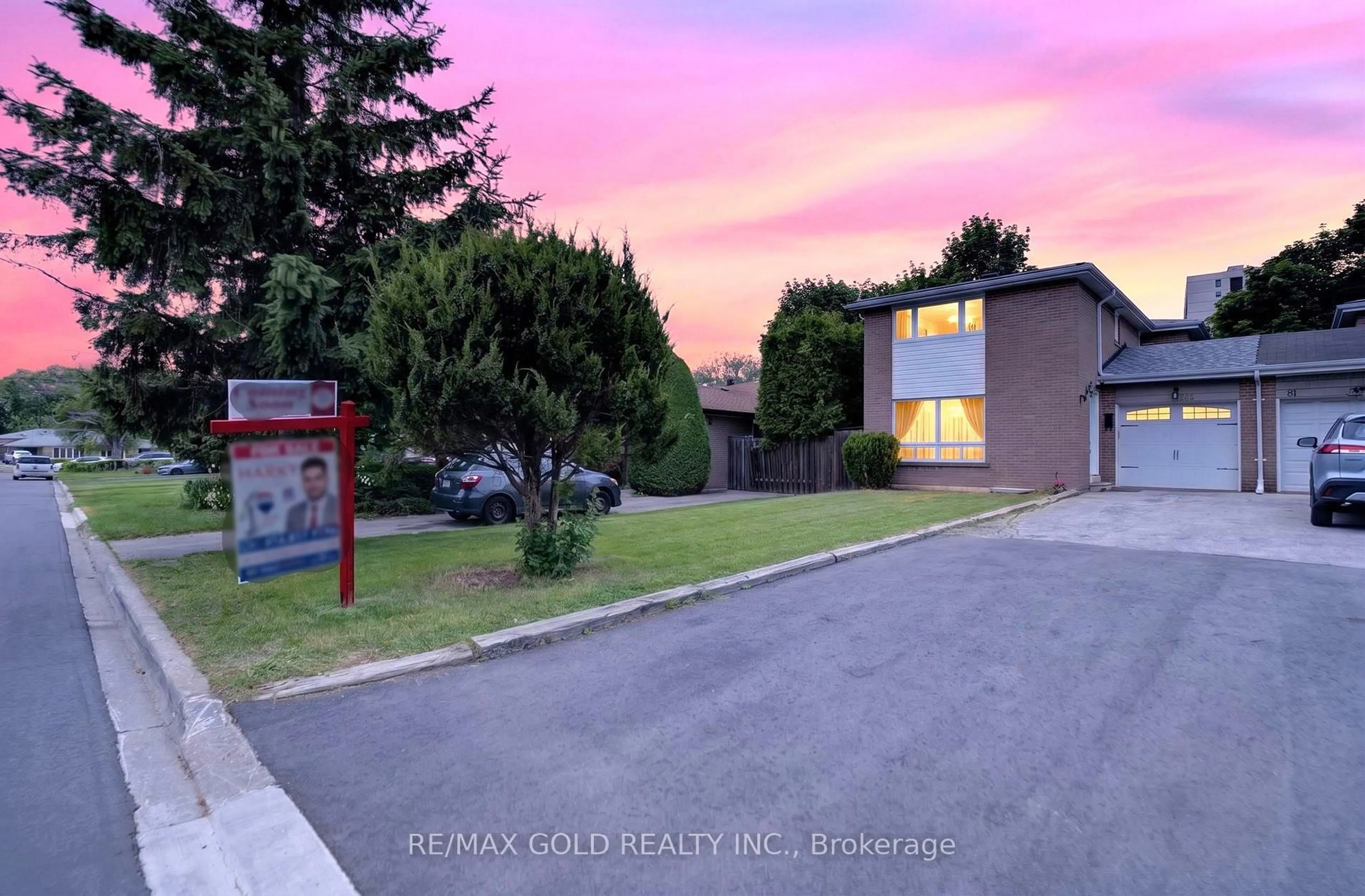 A pic from outside/outdoor area/front of a property/back of a property/a pic from drone, street for 83 Cathcart Cres, Brampton Ontario L6T 2A4