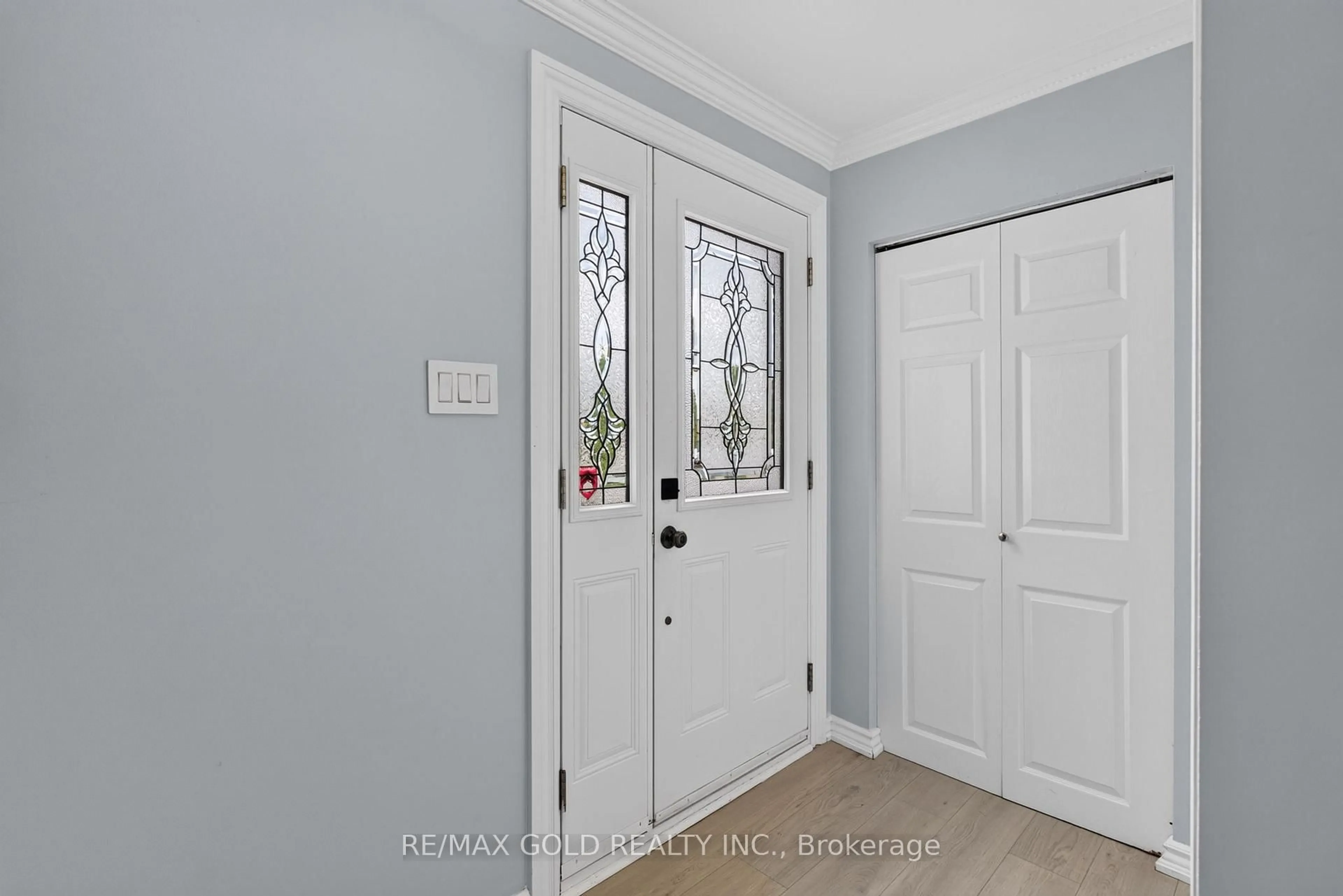 Indoor entryway for 83 Cathcart Cres, Brampton Ontario L6T 2A4