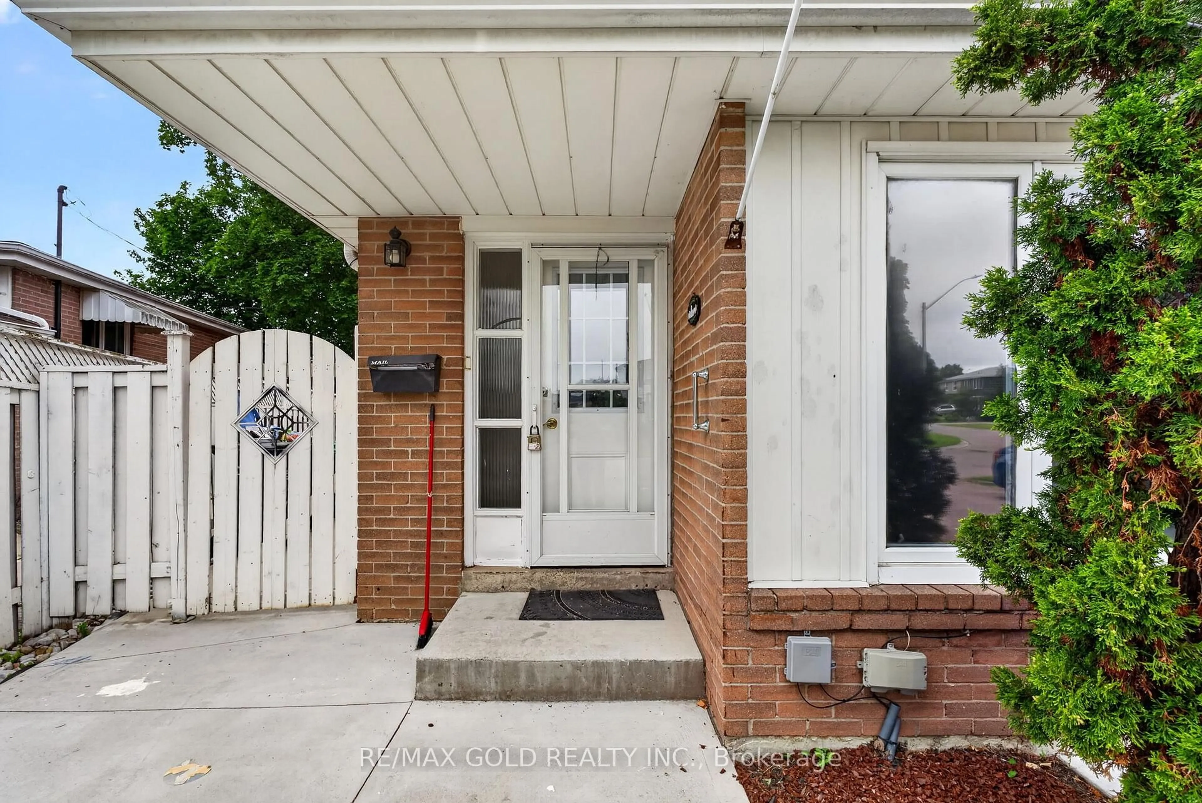 Indoor entryway for 53 Dalraith Cres, Brampton Ontario L6R 2X4