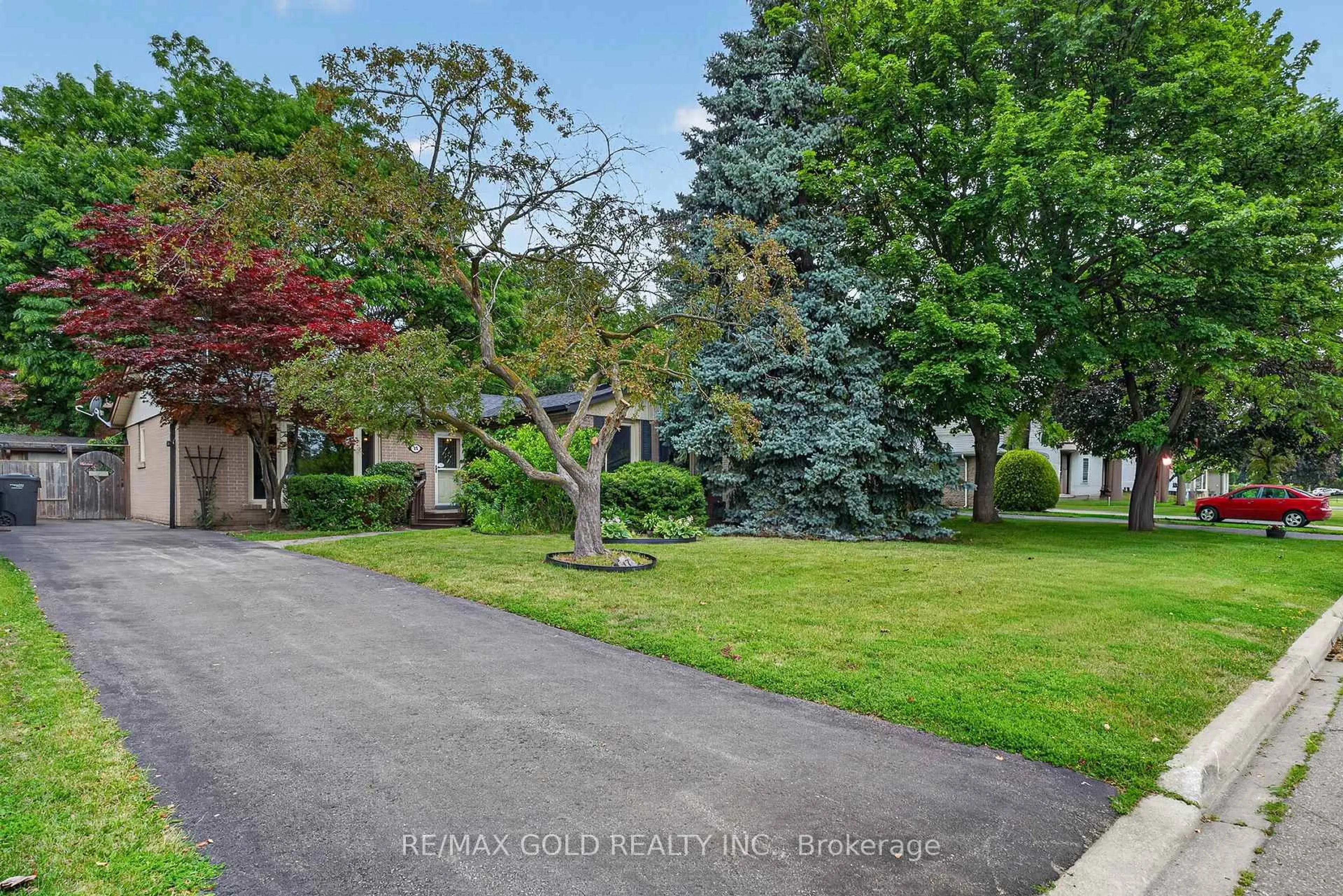 A pic from outside/outdoor area/front of a property/back of a property/a pic from drone, street for 17 Duke Rd, Brampton Ontario L6T 3J9