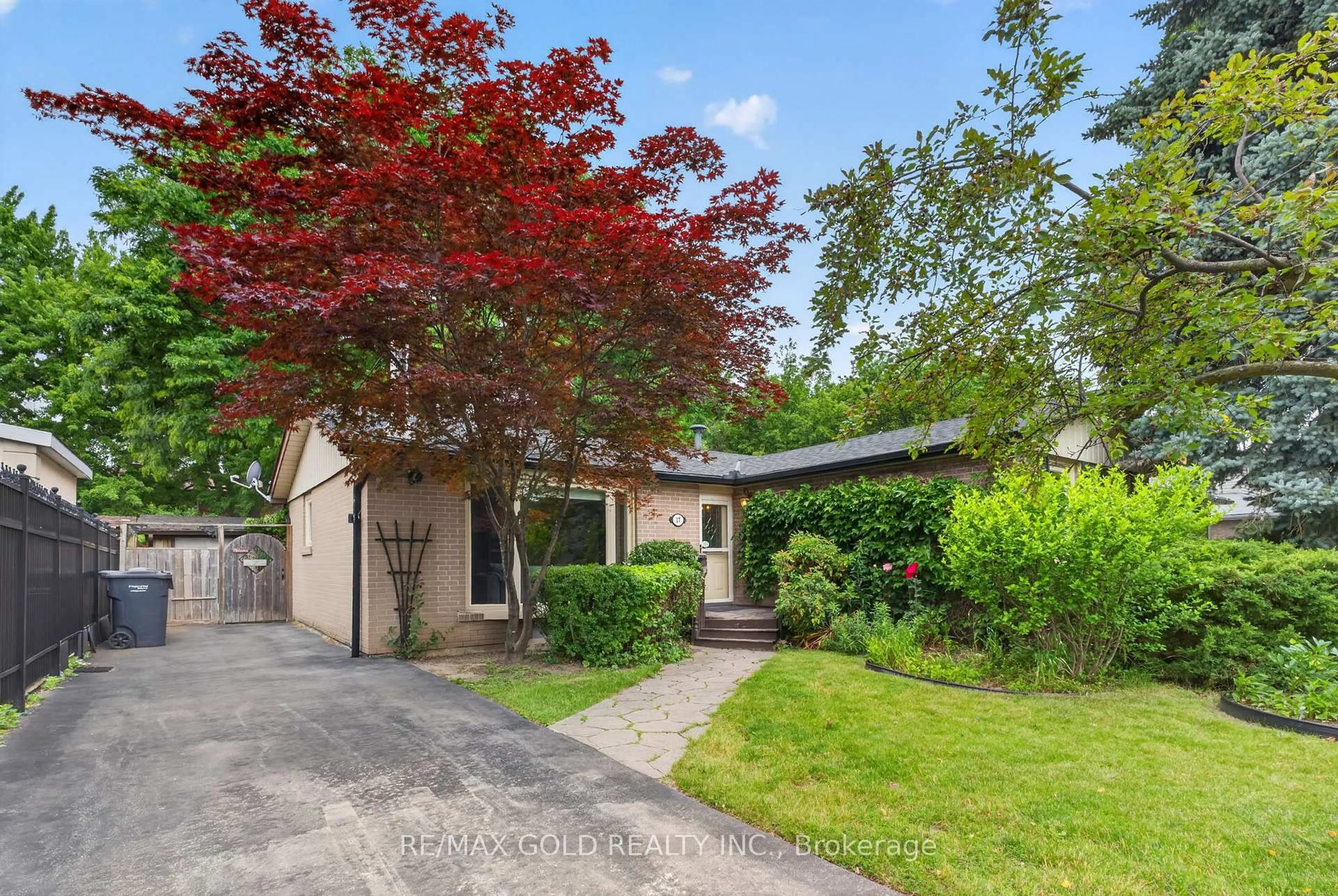 A pic from outside/outdoor area/front of a property/back of a property/a pic from drone, street for 17 Duke Rd, Brampton Ontario L6T 3J9