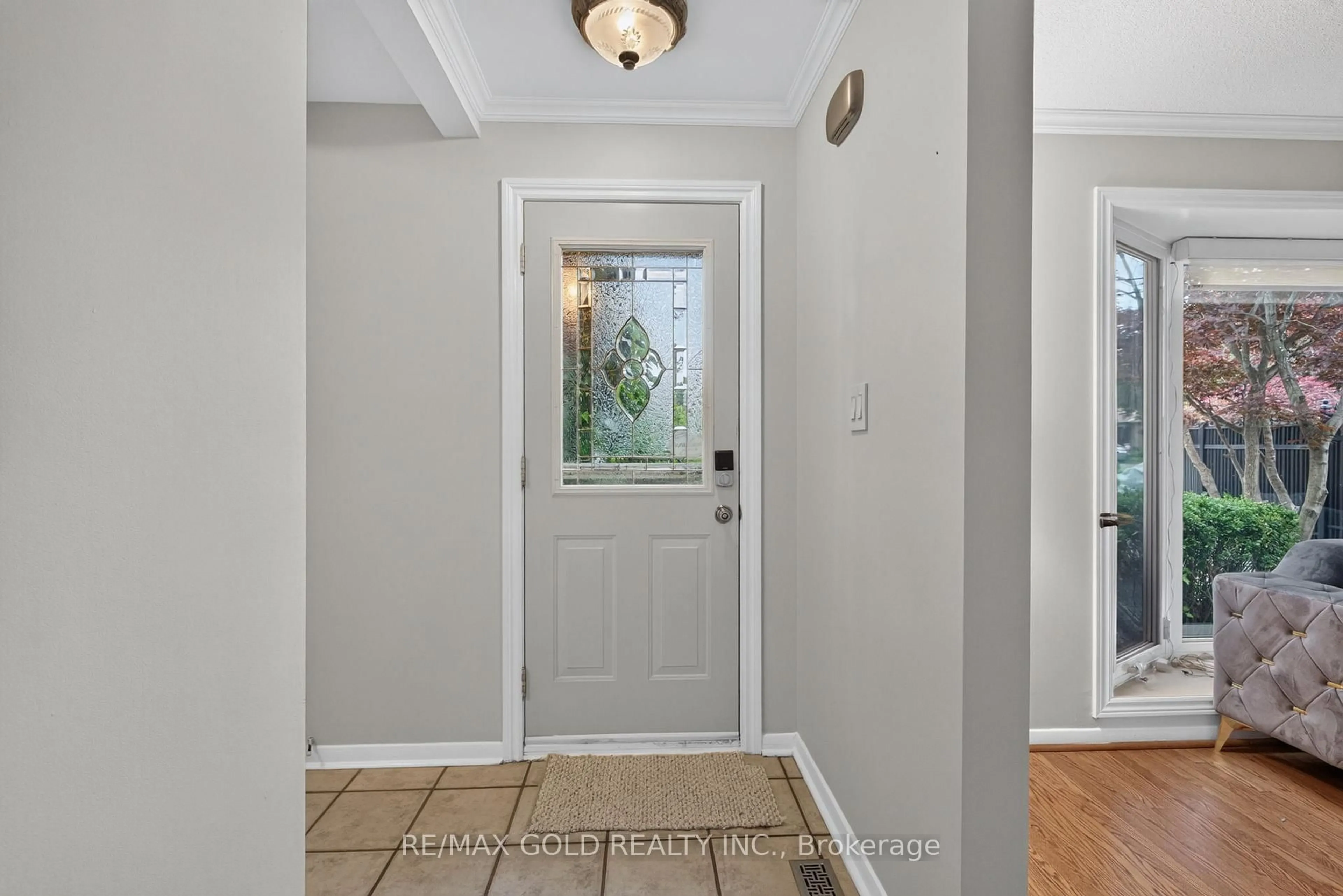 Indoor entryway for 17 Duke Rd, Brampton Ontario L6T 3J9