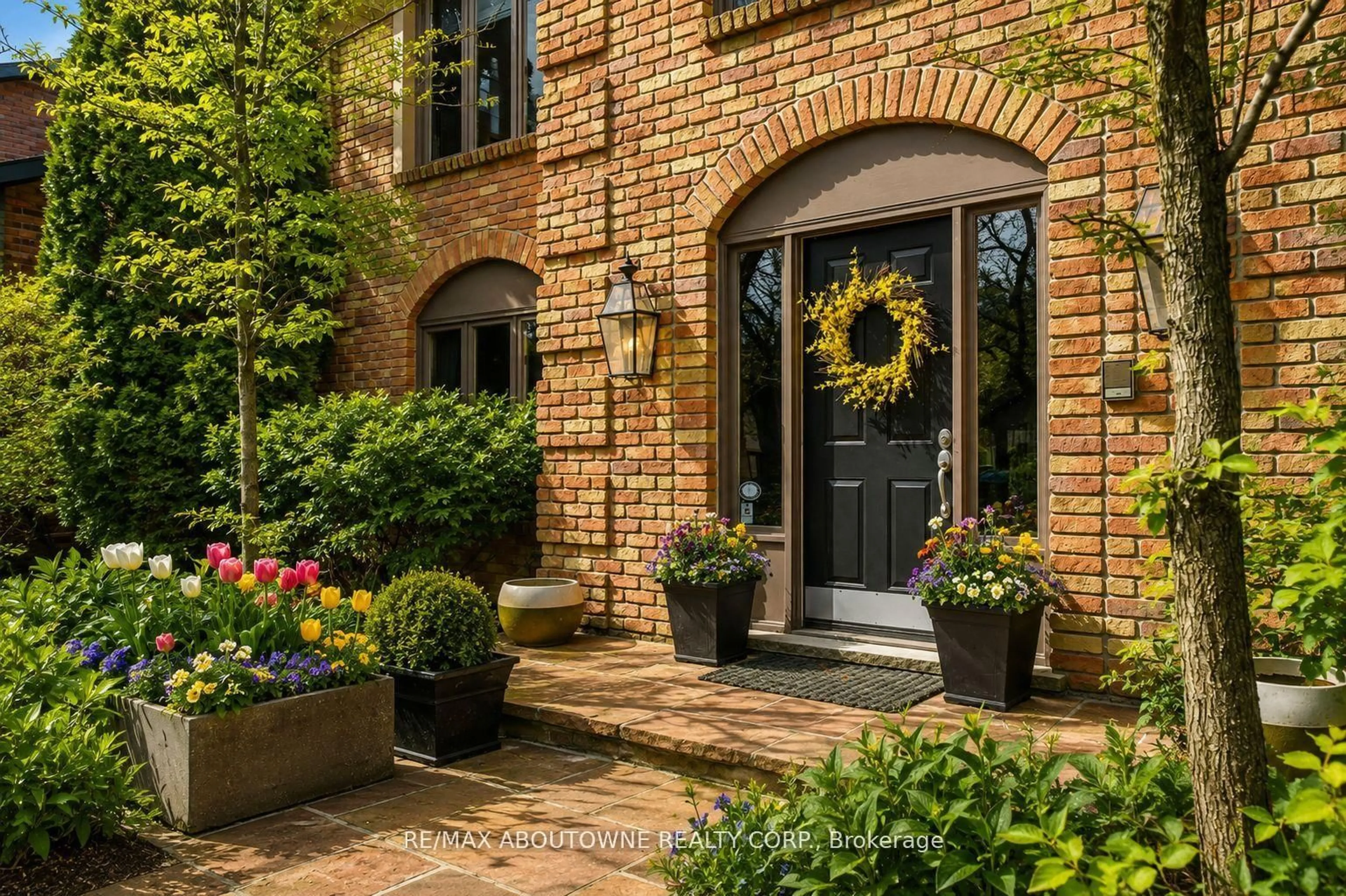 Home with brick exterior material, street for 356 Shoreacres Rd, Burlington Ontario L7L 2H5