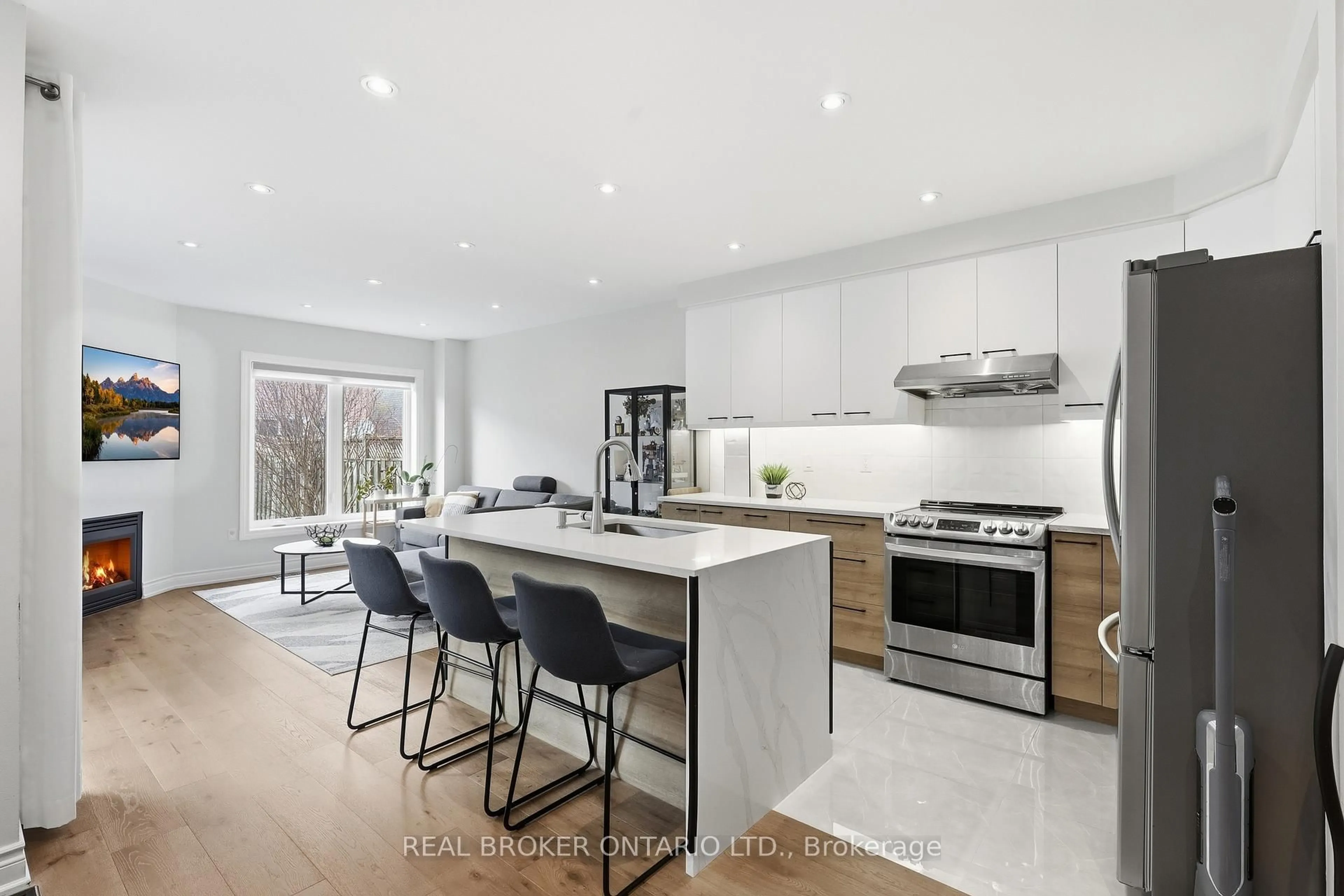 Open concept kitchen, unknown for 580 Summer Park Cres, Mississauga Ontario L5B 4E9