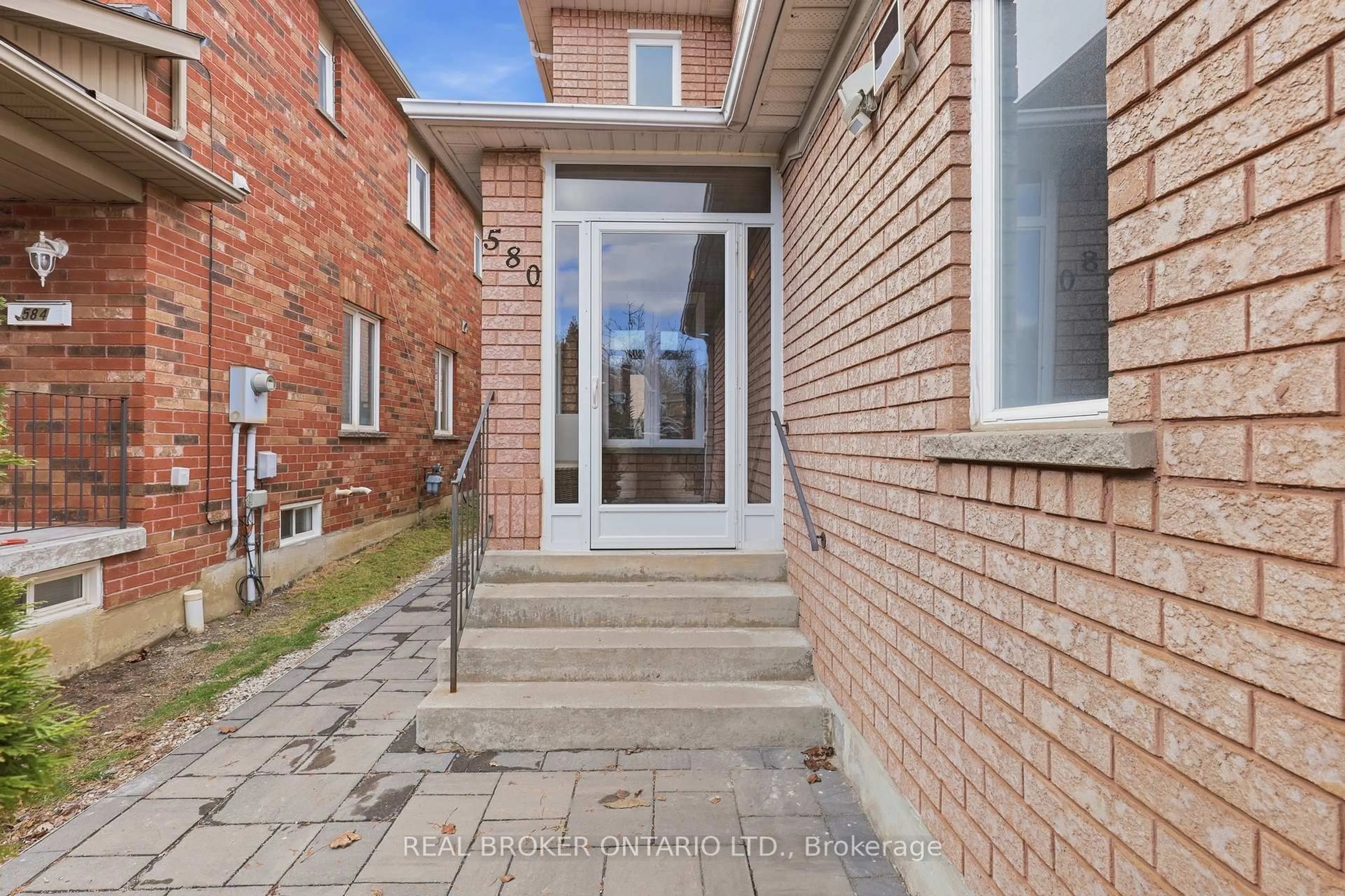 Home with brick exterior material, street for 580 Summer Park Cres, Mississauga Ontario L5B 4E9