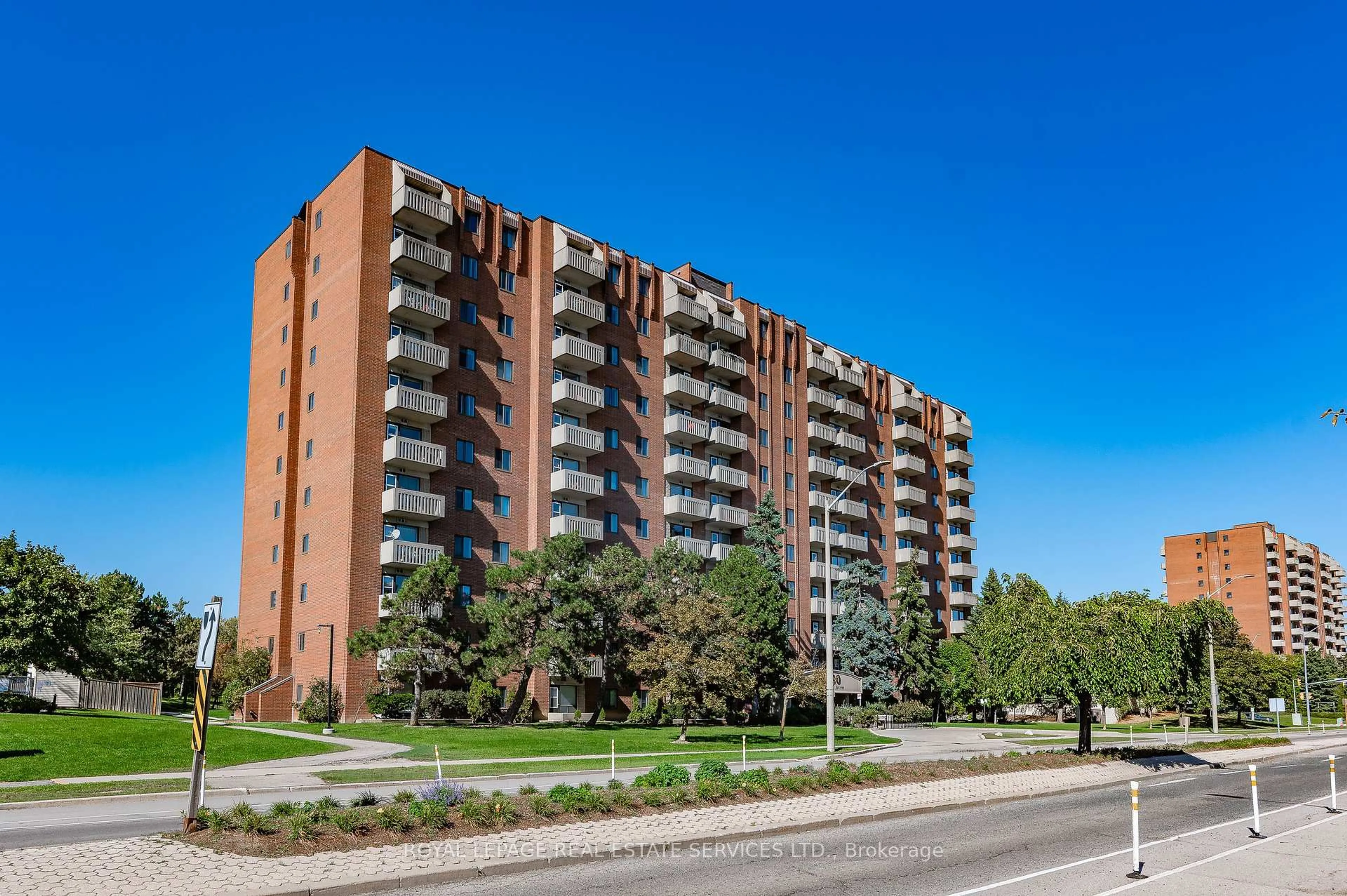Home with brick exterior material, building for 6720 Glen Erin Dr #904, Mississauga Ontario L5N 3K8