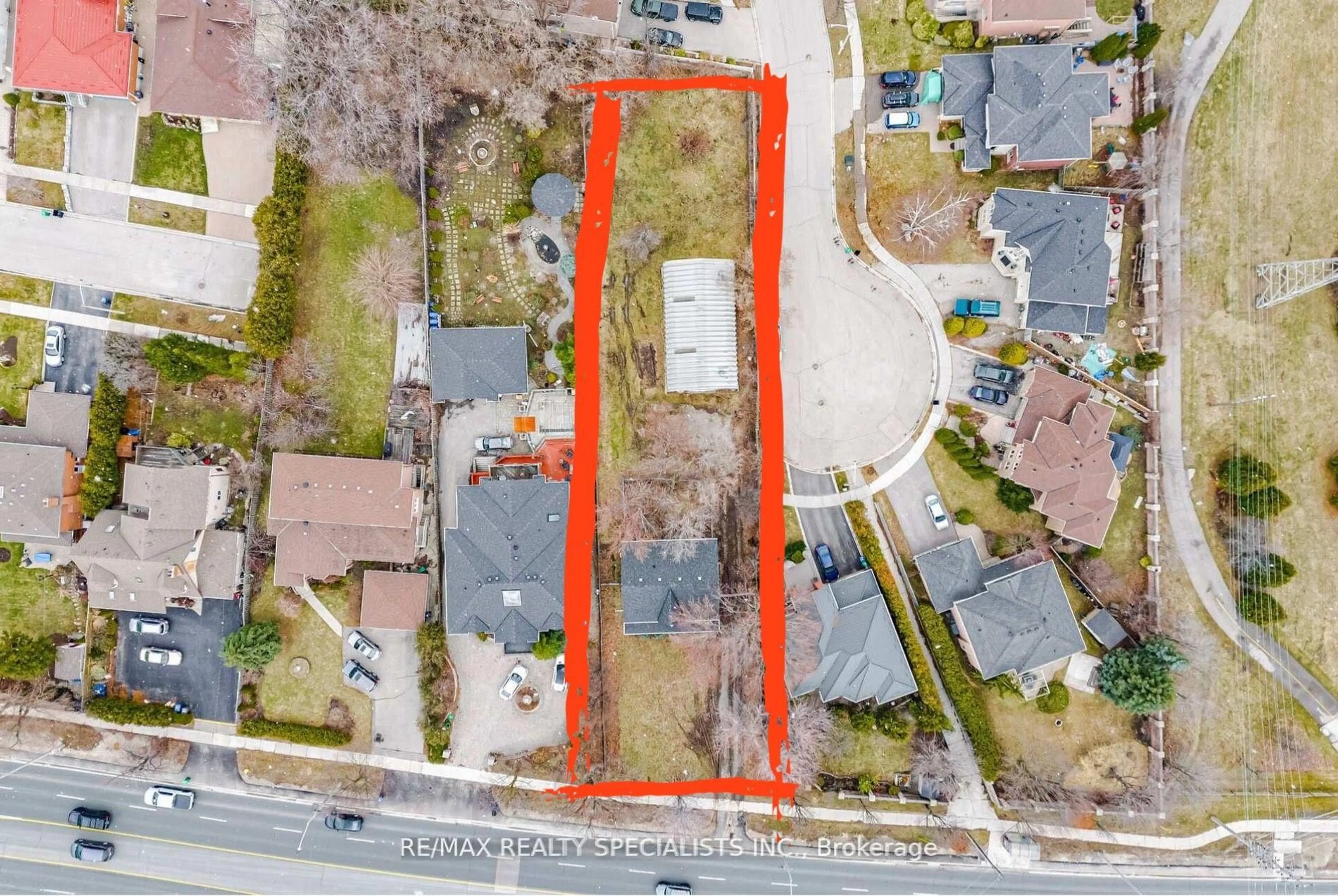 A pic from outside/outdoor area/front of a property/back of a property/a pic from drone, street for 2131 Cawthra Rd, Mississauga Ontario L5A 2W6