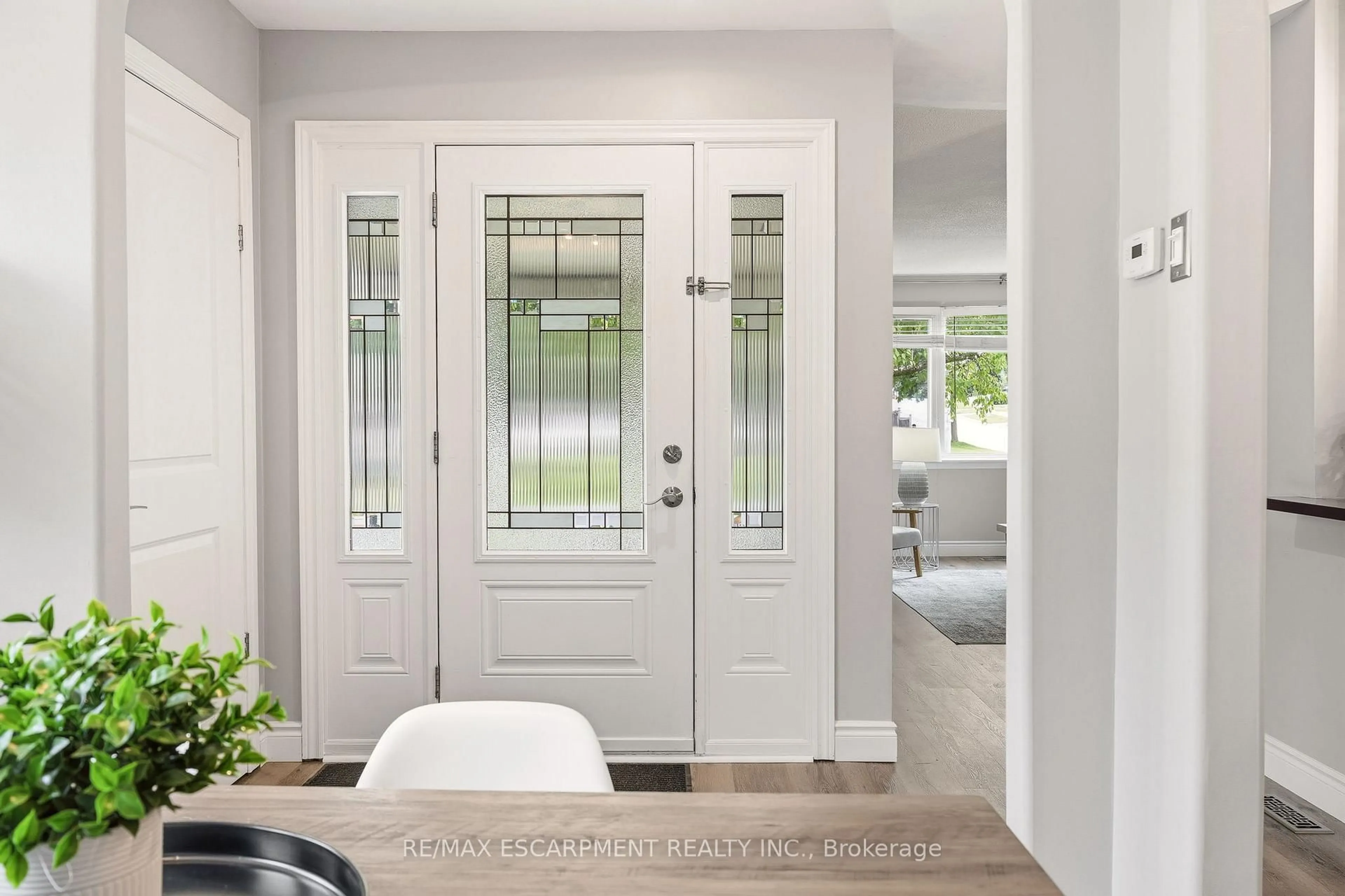 Indoor entryway for 2353 Middlesmoor Cres, Burlington Ontario L7P 3X4