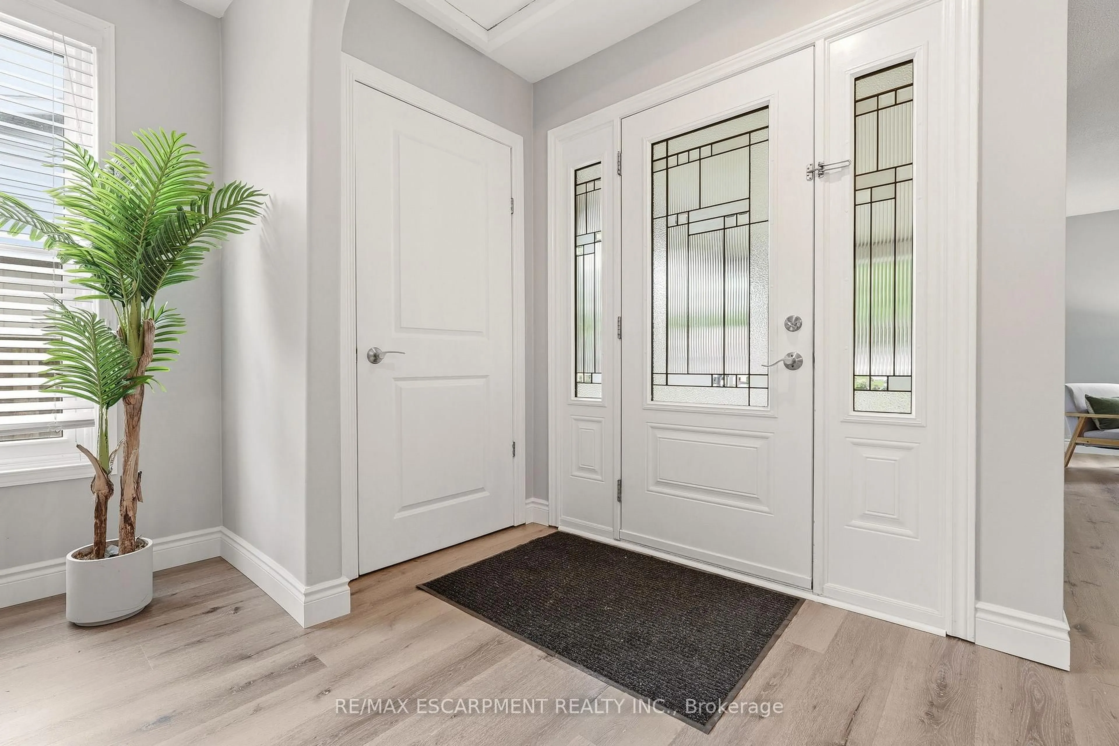 Indoor entryway for 2353 Middlesmoor Cres, Burlington Ontario L7P 3X4
