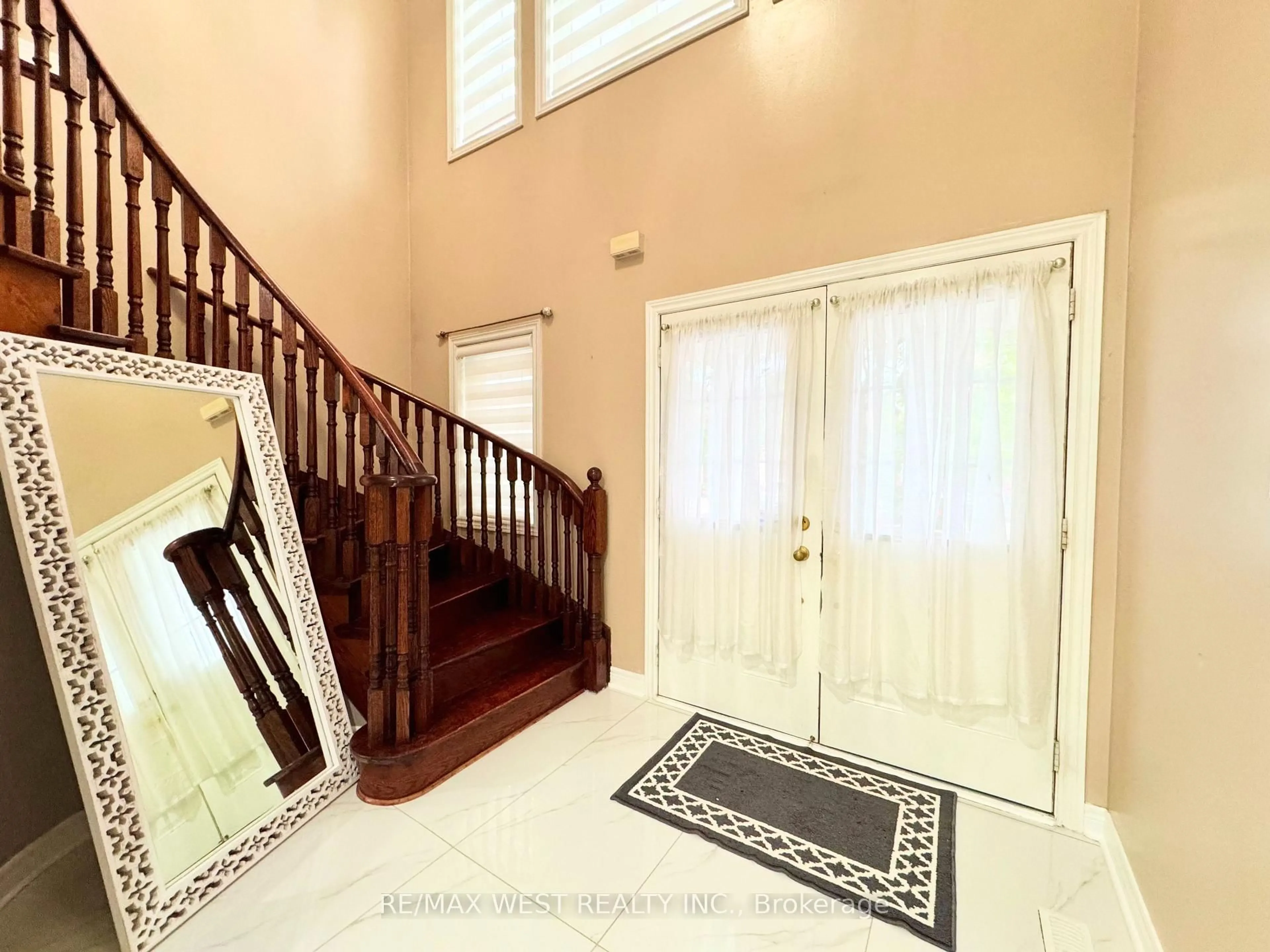 Indoor entryway for 43 Tatra Cres, Brampton Ontario L6Y 0K5