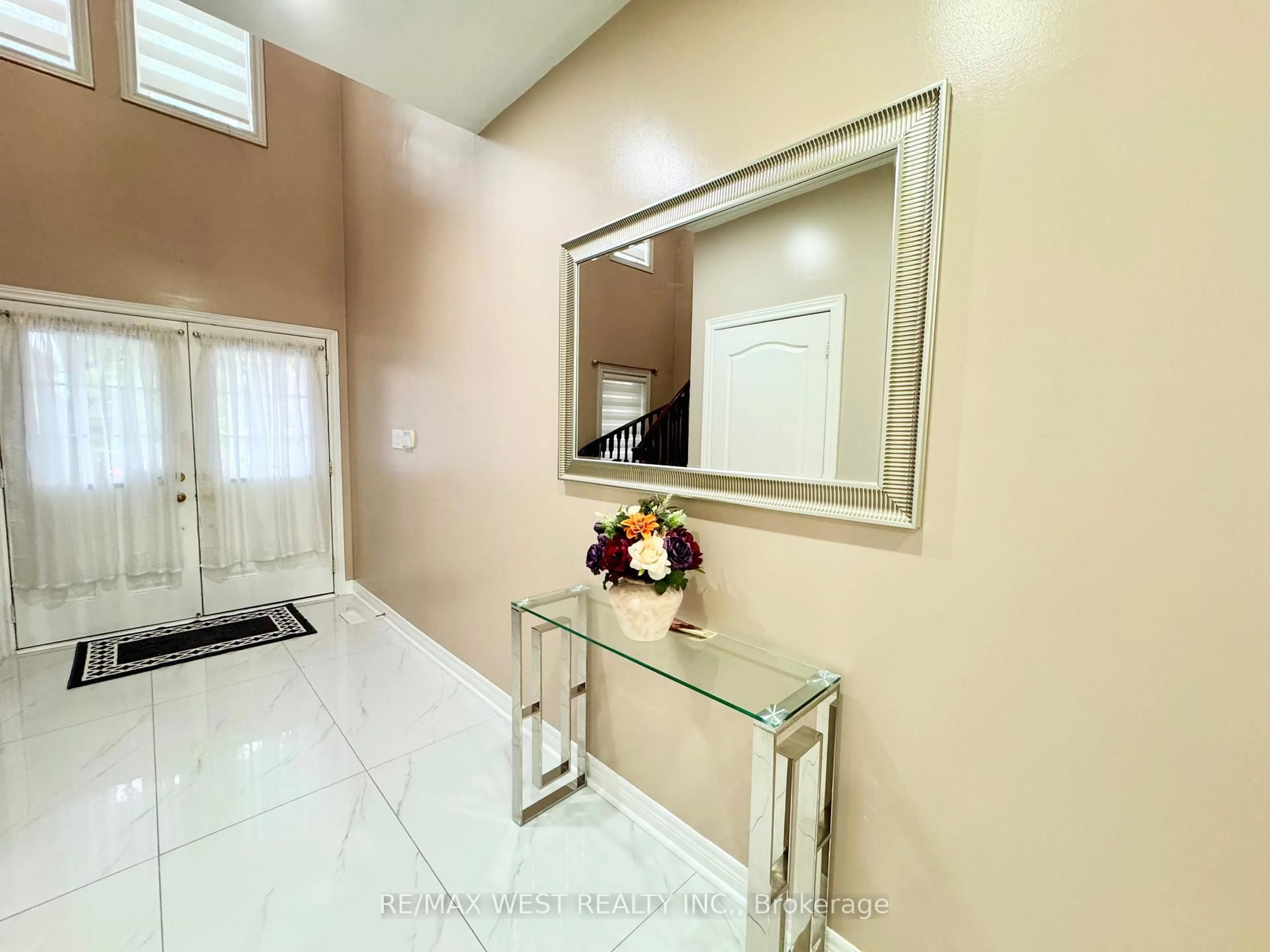 Indoor foyer for 43 Tatra Cres, Brampton Ontario L6Y 0K5