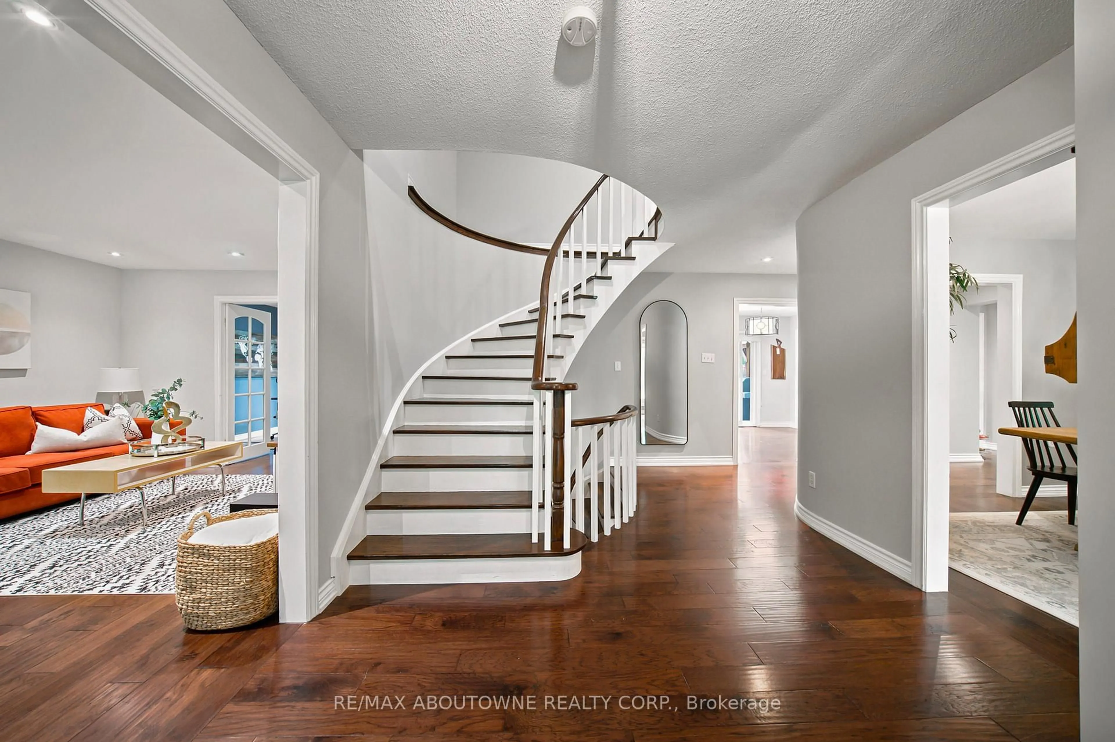 Indoor entryway for 1393 Peerless Crt, Oakville Ontario L6H 3A4