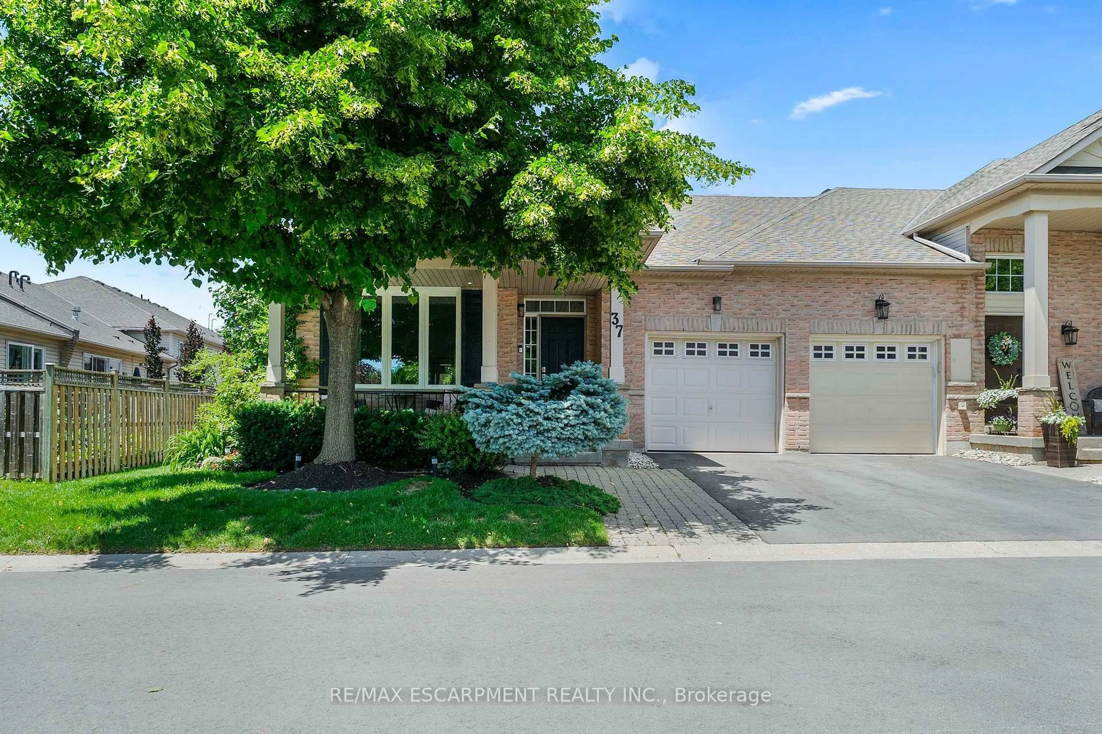 A pic from outside/outdoor area/front of a property/back of a property/a pic from drone, street for 2243 TURNBERRY Rd #37, Burlington Ontario L7M 4Y5