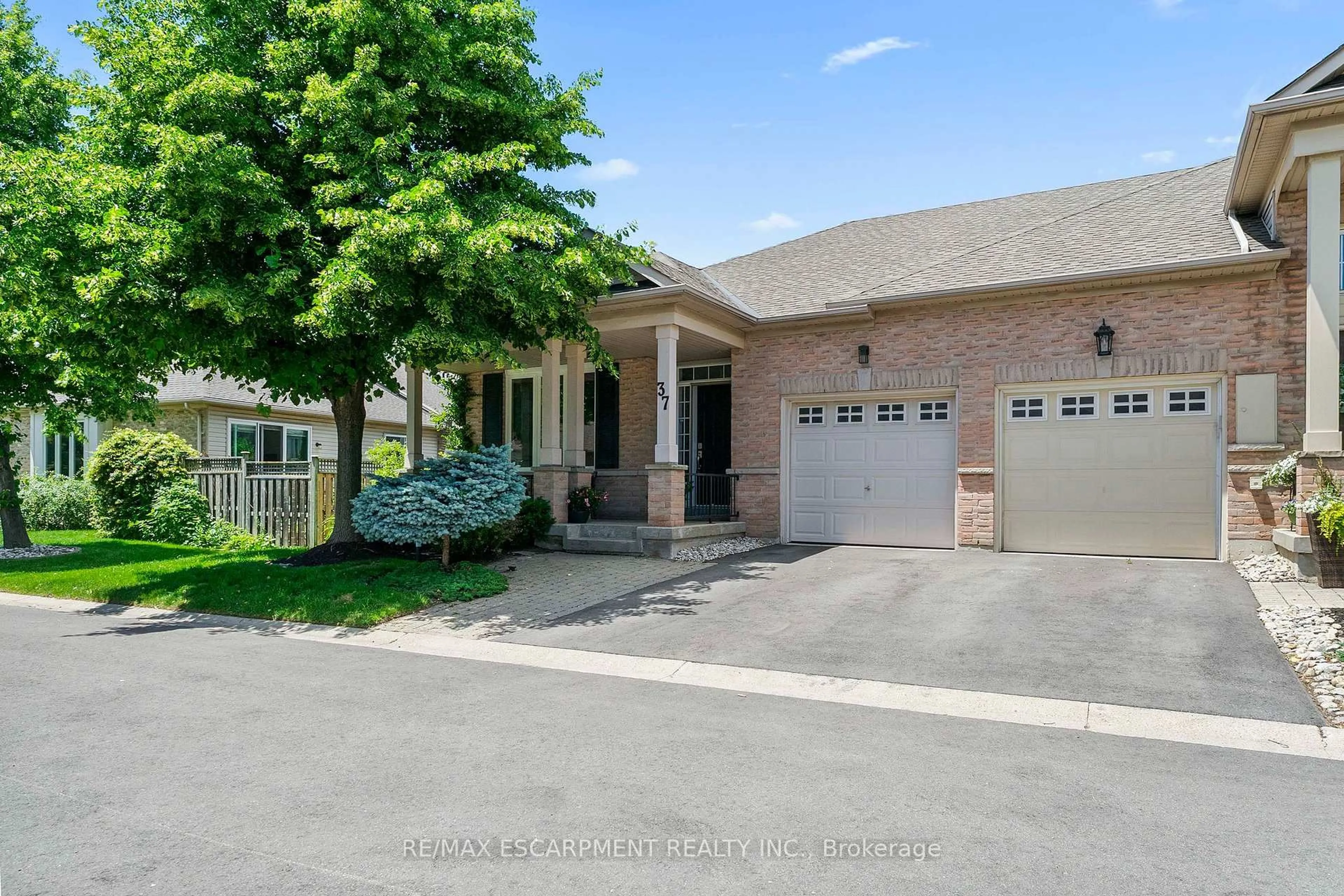 A pic from outside/outdoor area/front of a property/back of a property/a pic from drone, street for 2243 TURNBERRY Rd #37, Burlington Ontario L7M 4Y5