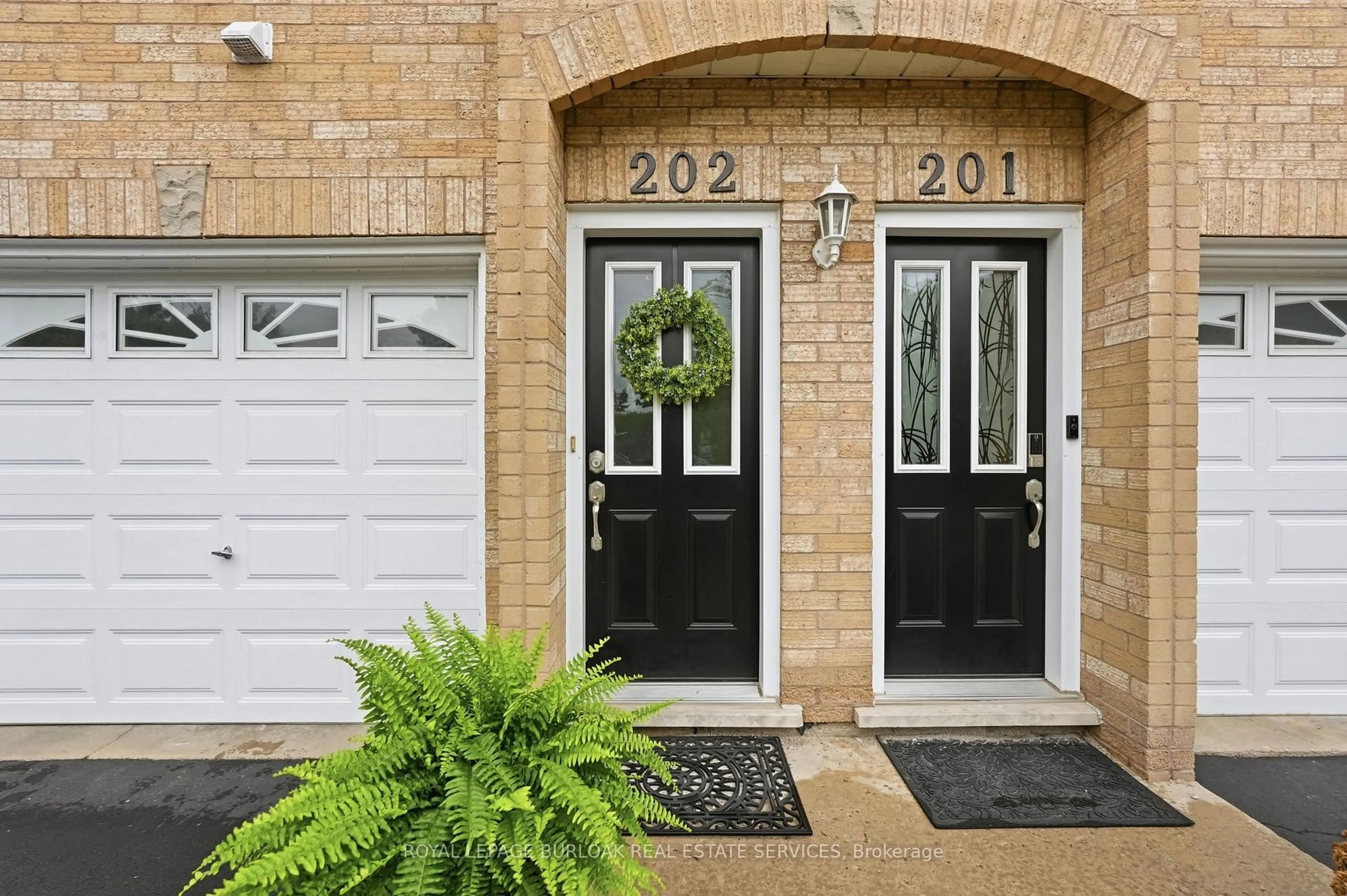 Indoor entryway for 2055 Walkers Line #202, Burlington Ontario L7M 4B5
