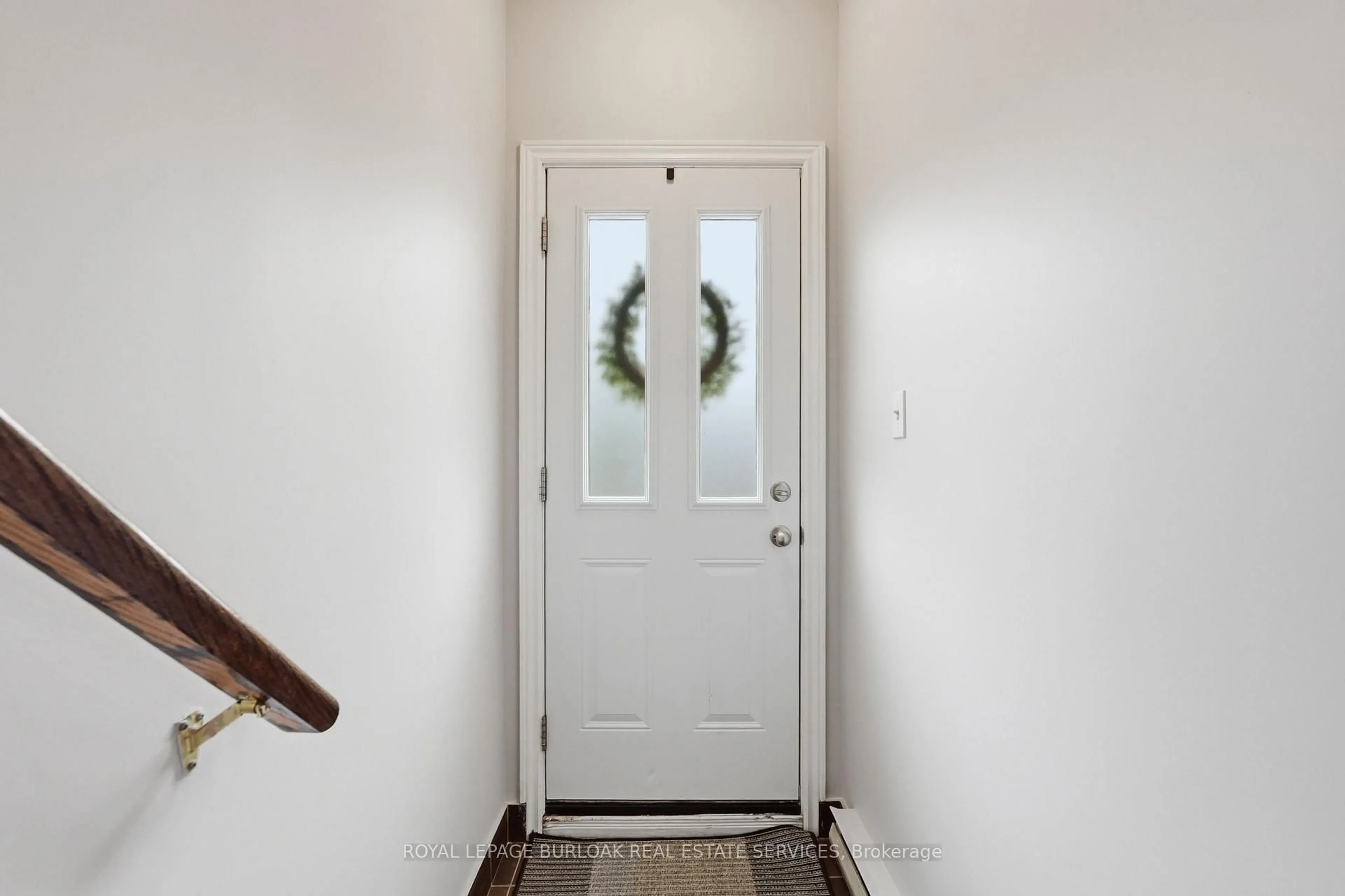 Indoor entryway for 2055 Walkers Line #202, Burlington Ontario L7M 4B5